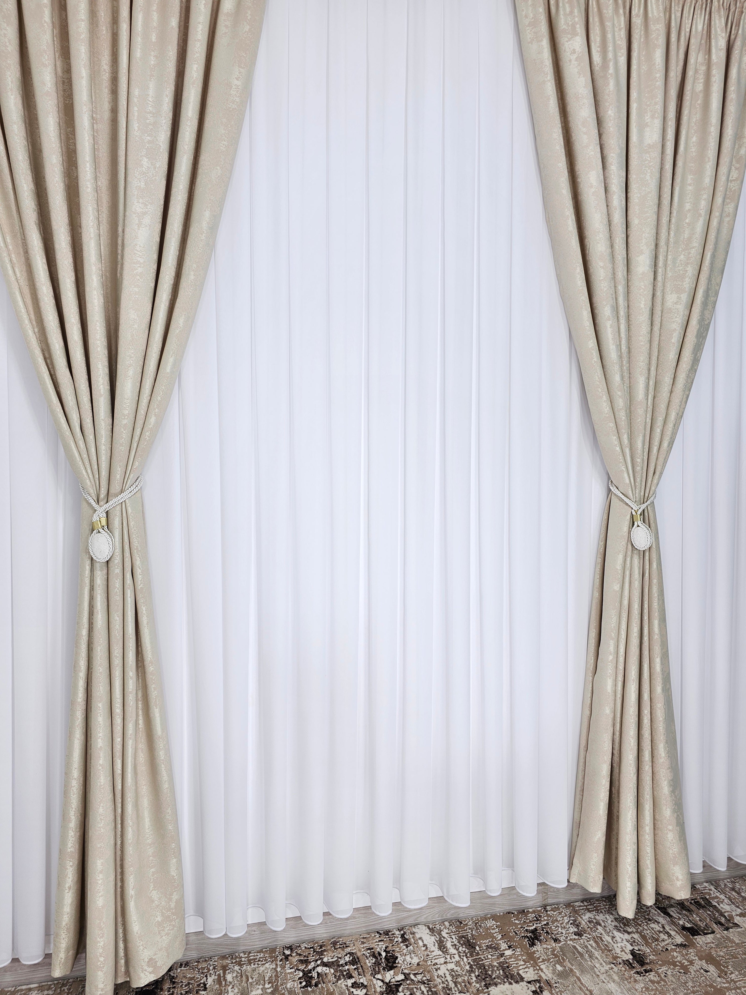 Colectia Decorativa: Perdea Alba Simpla si Draperie Tip Vopsea-Crem