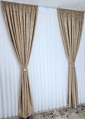 Set pentru Living si Dormitor in Nuanțe Crem, Bej si Auriu-Colectia Decorativa: Perdea Alba Simpla si Draperie Tip Vopsea Crem Aurie
