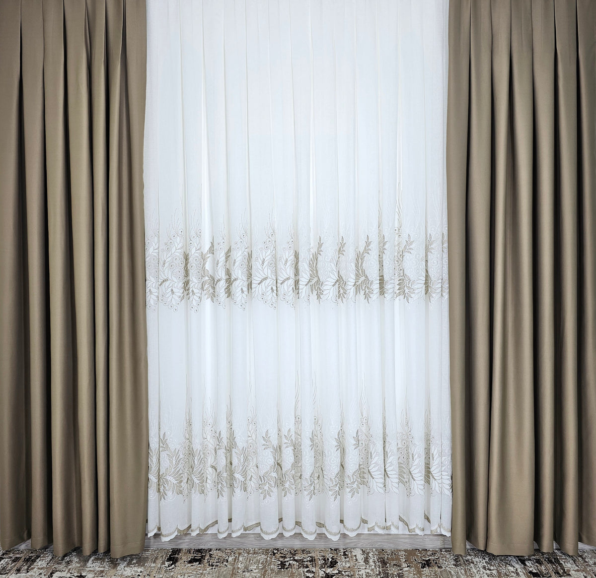 Set Idalis: perdea din gros cu borduri crem bej si draperie grej blackout 98%.