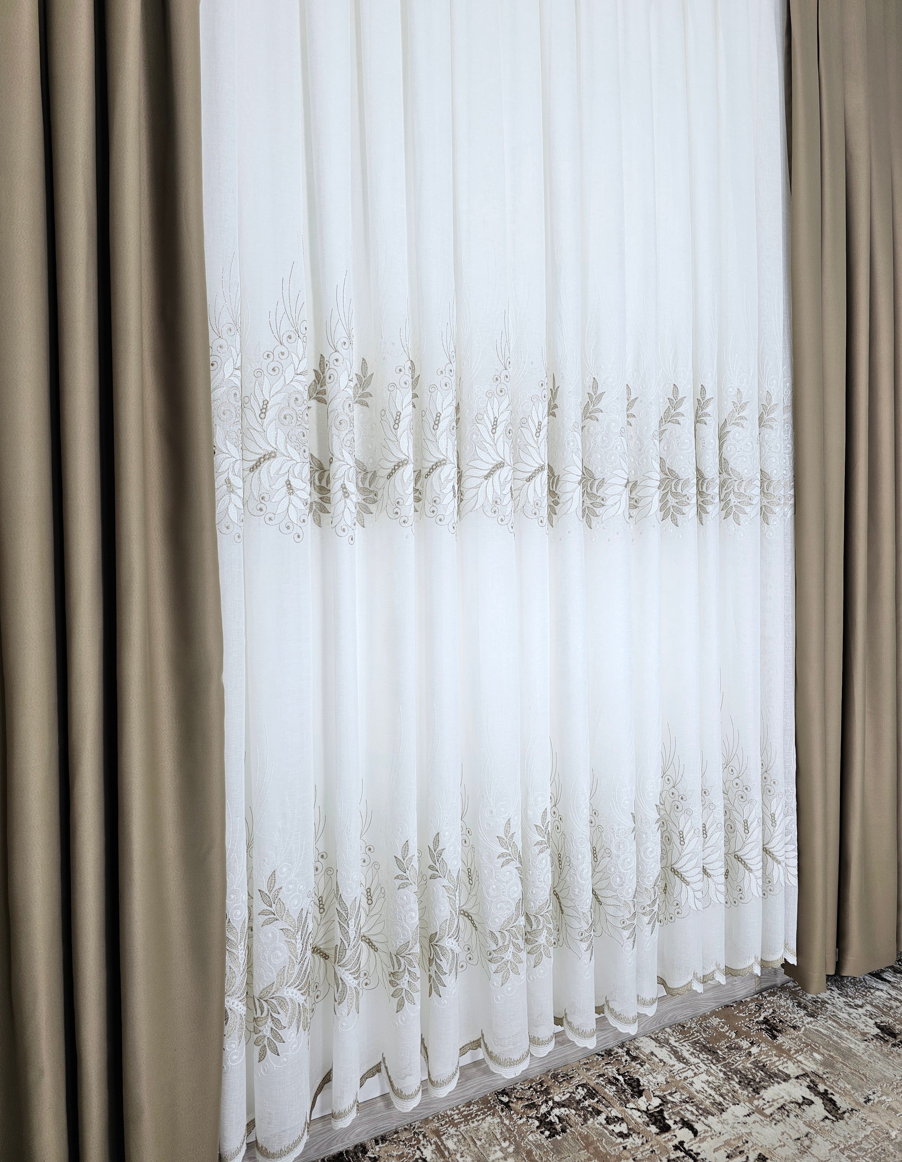 Set Idalis: perdea din in gros cu borduri crem bej si draperie grej blackout 98%.