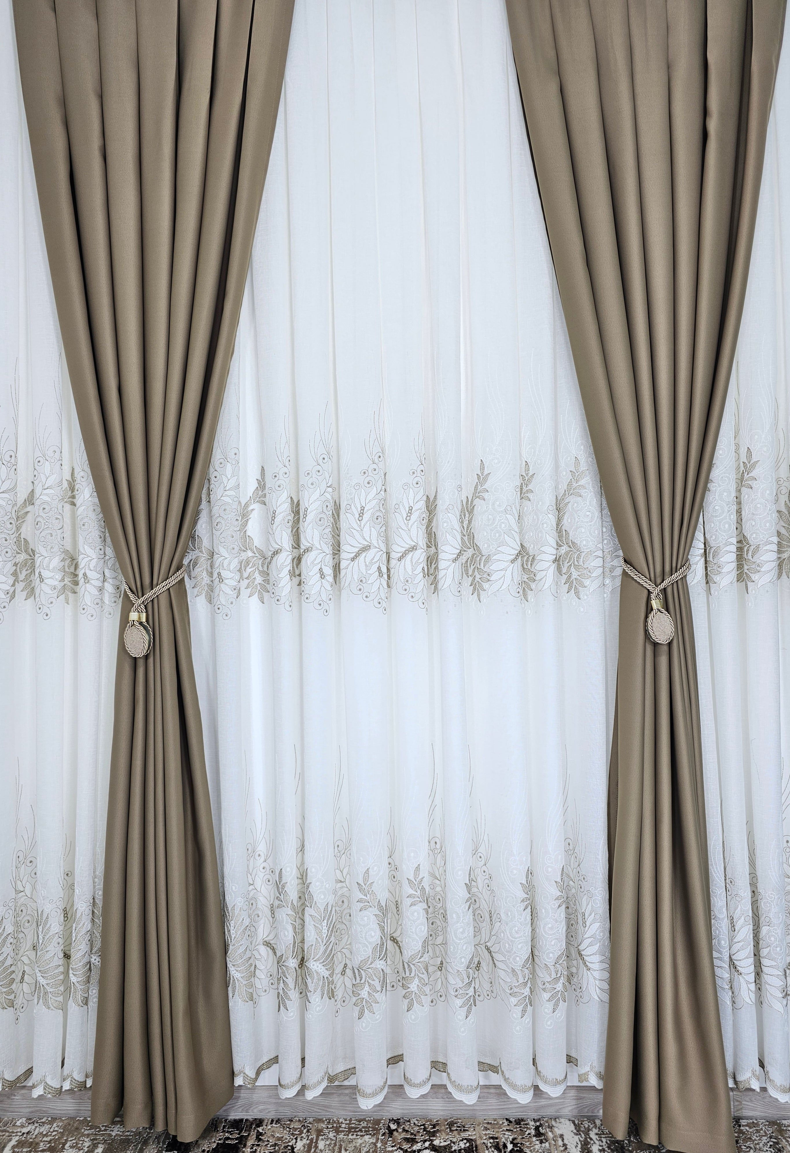 Set Idalis: perdea din in gros cu borduri crem bej si draperie grej blackout 98%.
