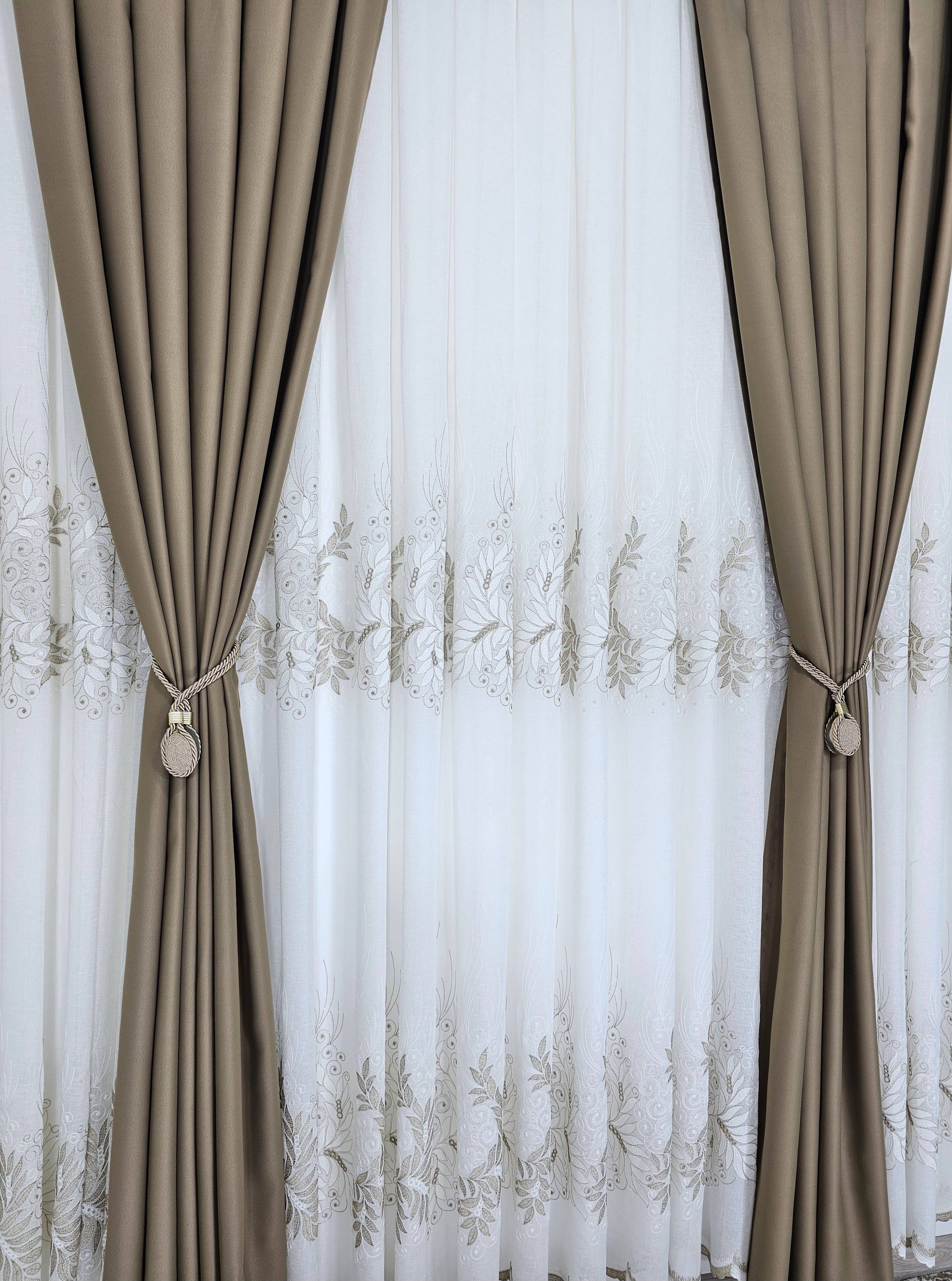 Set Idalis: perdea din in gros cu borduri crem bej si draperie grej blackout 98%.
