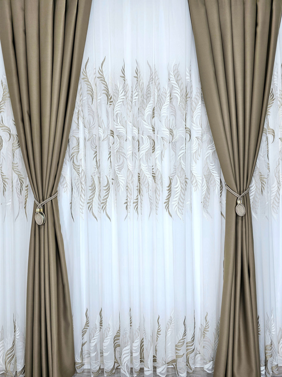 Set Roberta: perdea din tul cu broderie crem maro si draperie grej blackout 98%