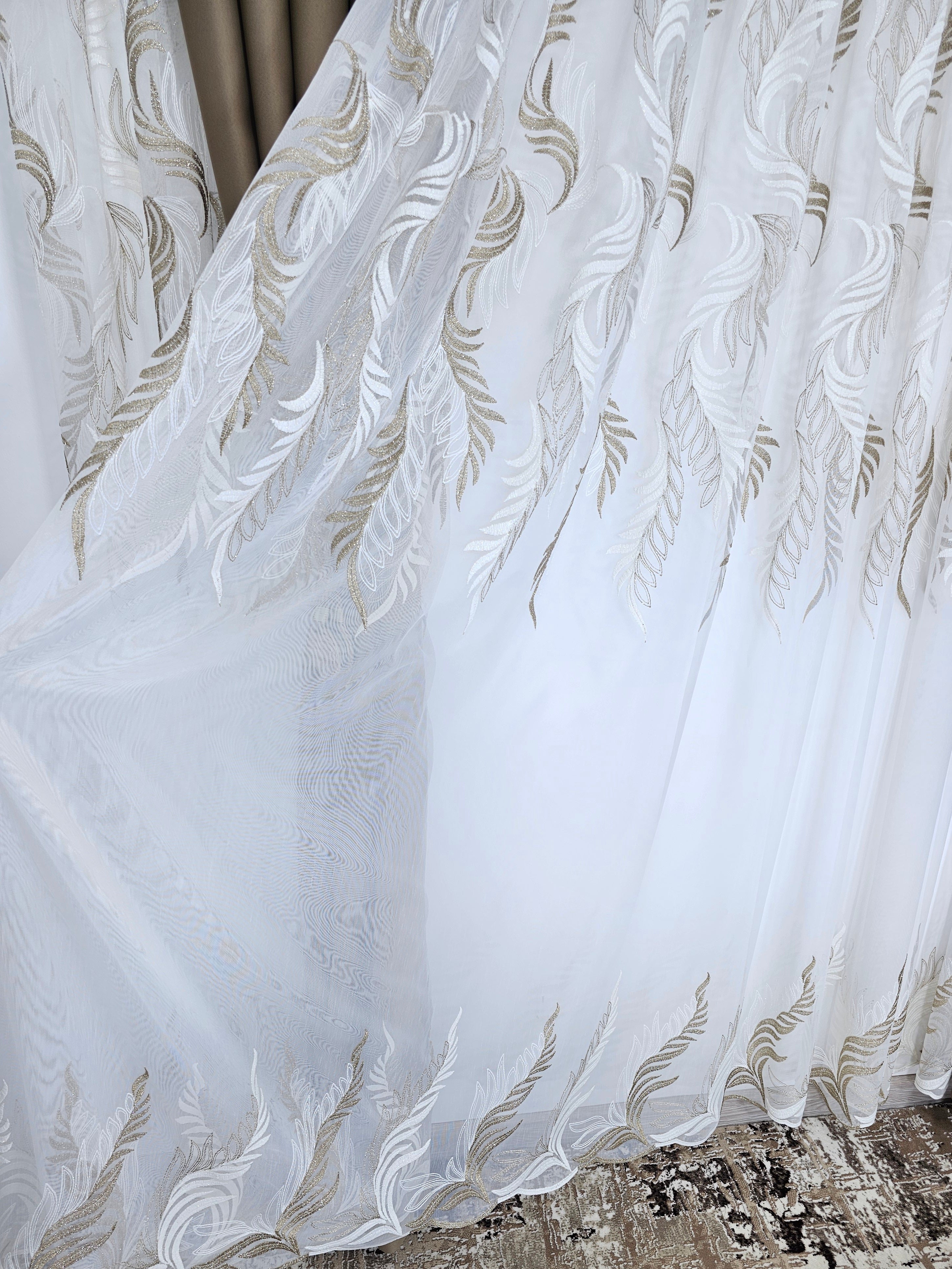 Set Roberta: perdea din tul cu broderie crem maro si draperie grej blackout 98%