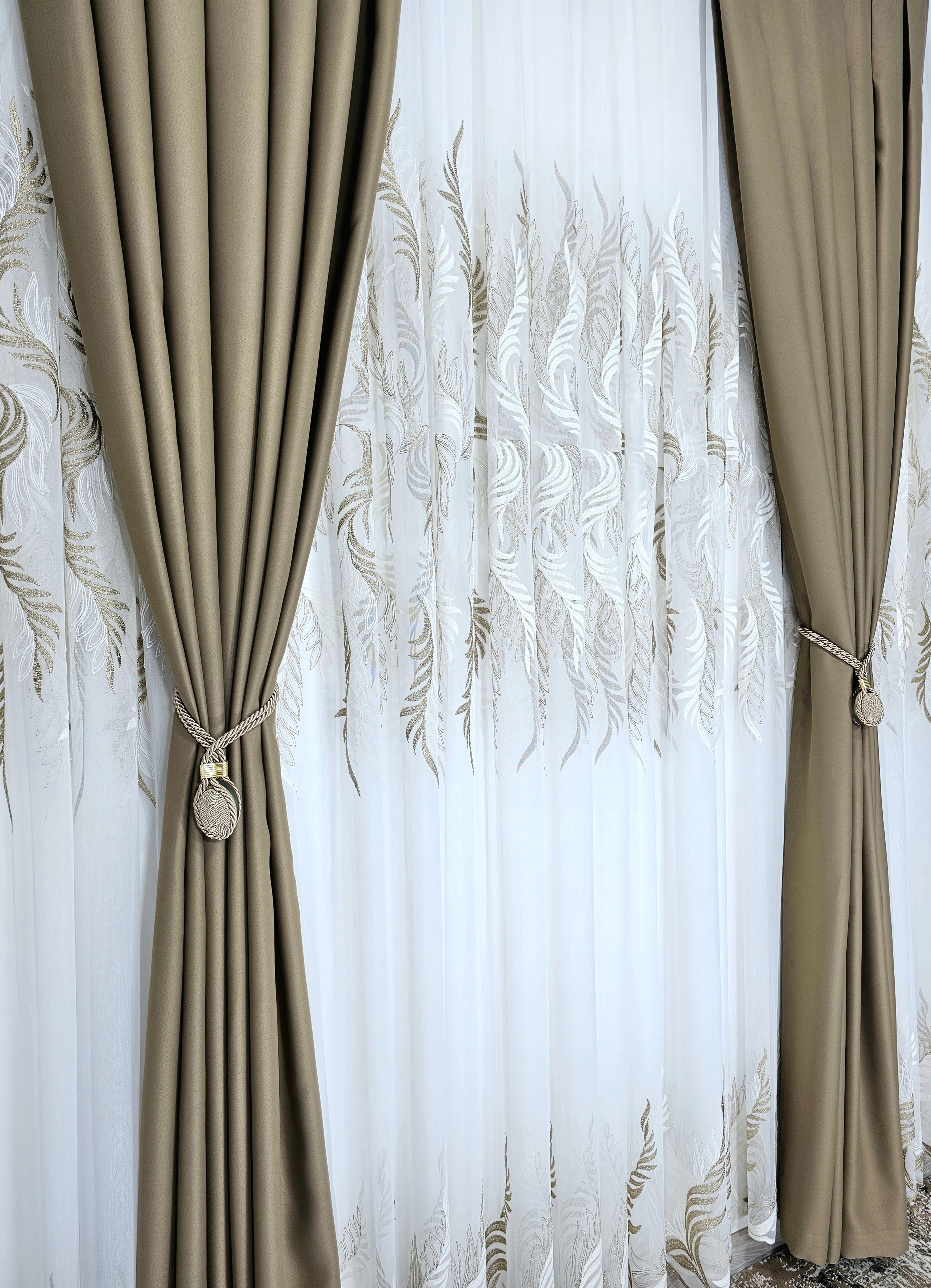 Set Roberta: perdea din tul cu broderie crem maro si draperie grej blackout 98%