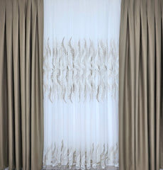 Set Roberta: perdea din tul cu broderie crem maro si draperie grej blackout 98%
