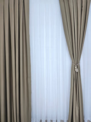 Set Vasilica – Perdea Alba din Triplu Voal cu Broderie Sparta cu Draperie Grej Blackout 90% – Ideal pentru Livinguri si Dormitoare Elegante – Confectionat pe Comanda Casablanca Magazin