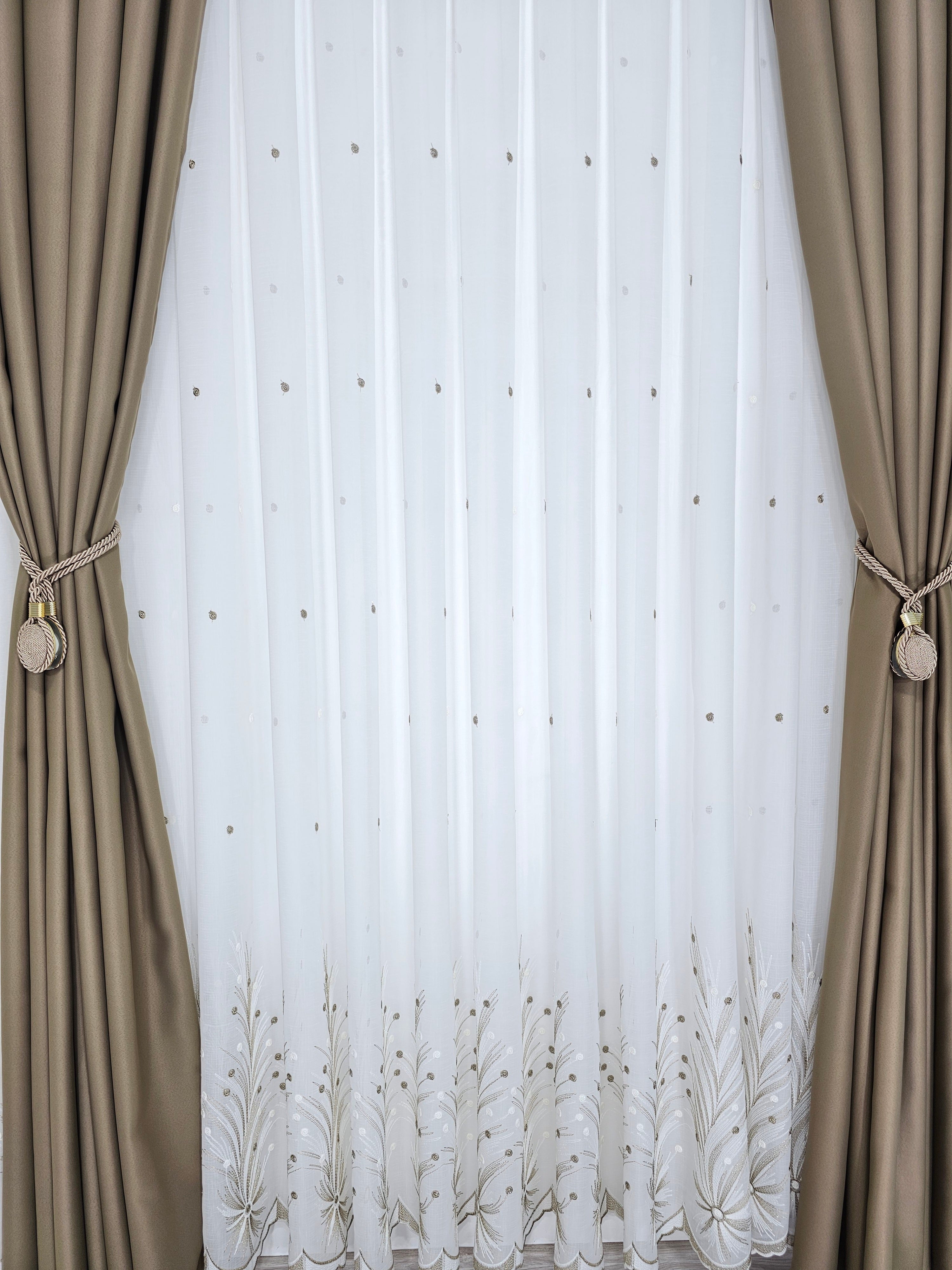 Set Lorand: perdea in cristal cu broderie crem-bej si draperie grej blackout 98%