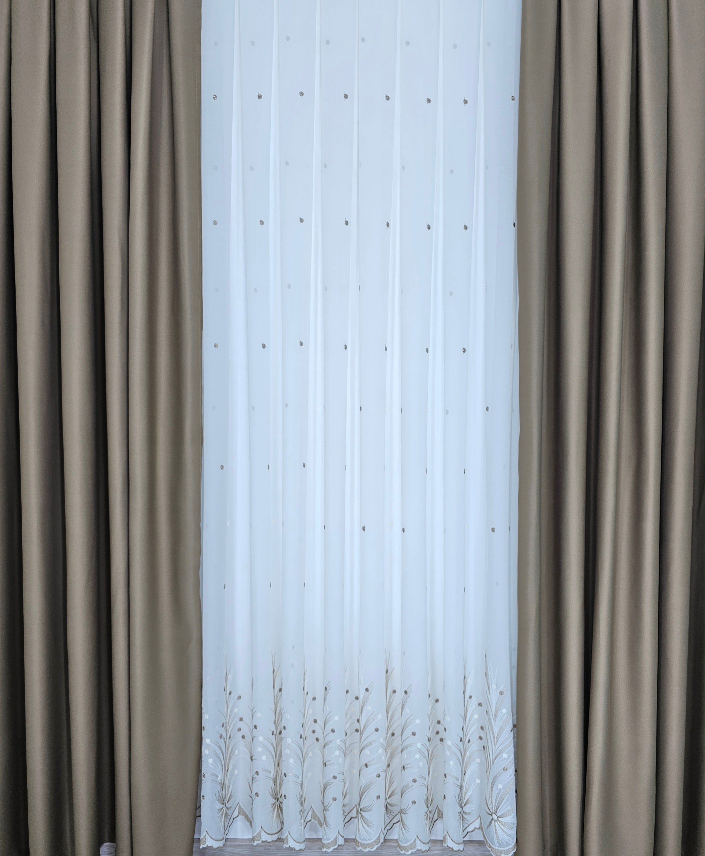 Set Lorand: perdea in cristal cu broderie crem-bej si draperie grej blackout 98%