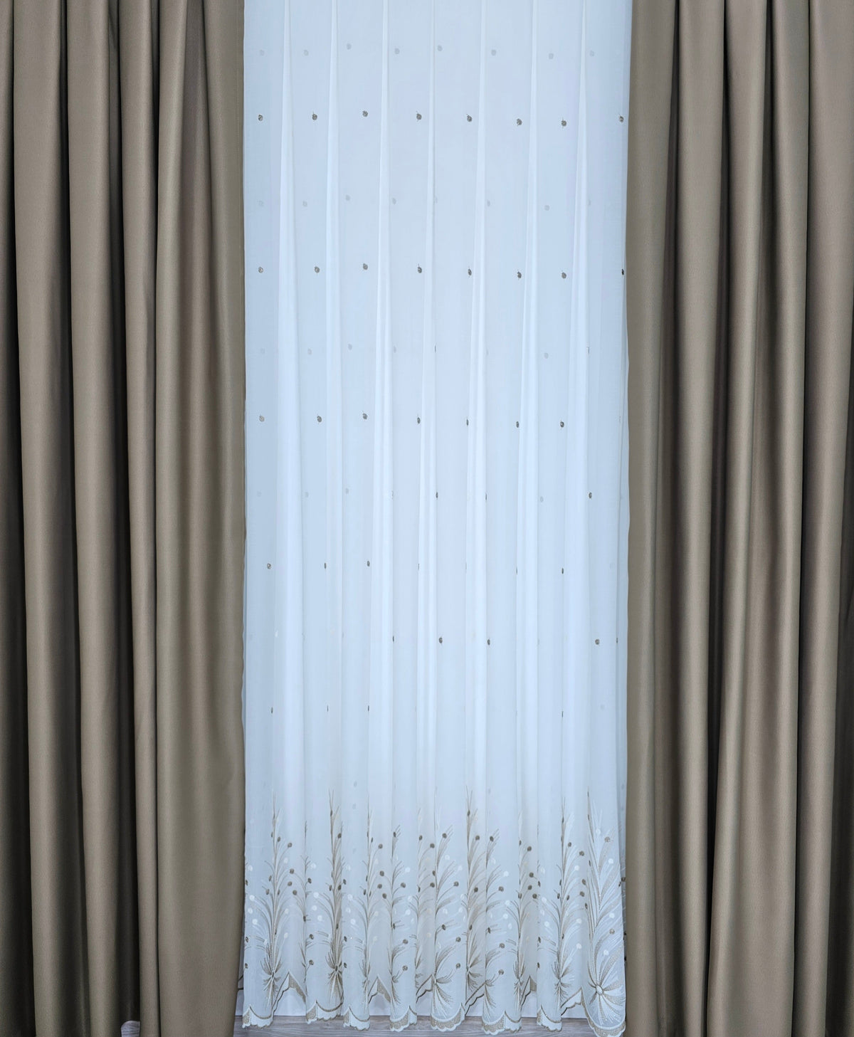 Set Lorand: perdea in cristal cu broderie crem-bej si draperie grej blackout 98%