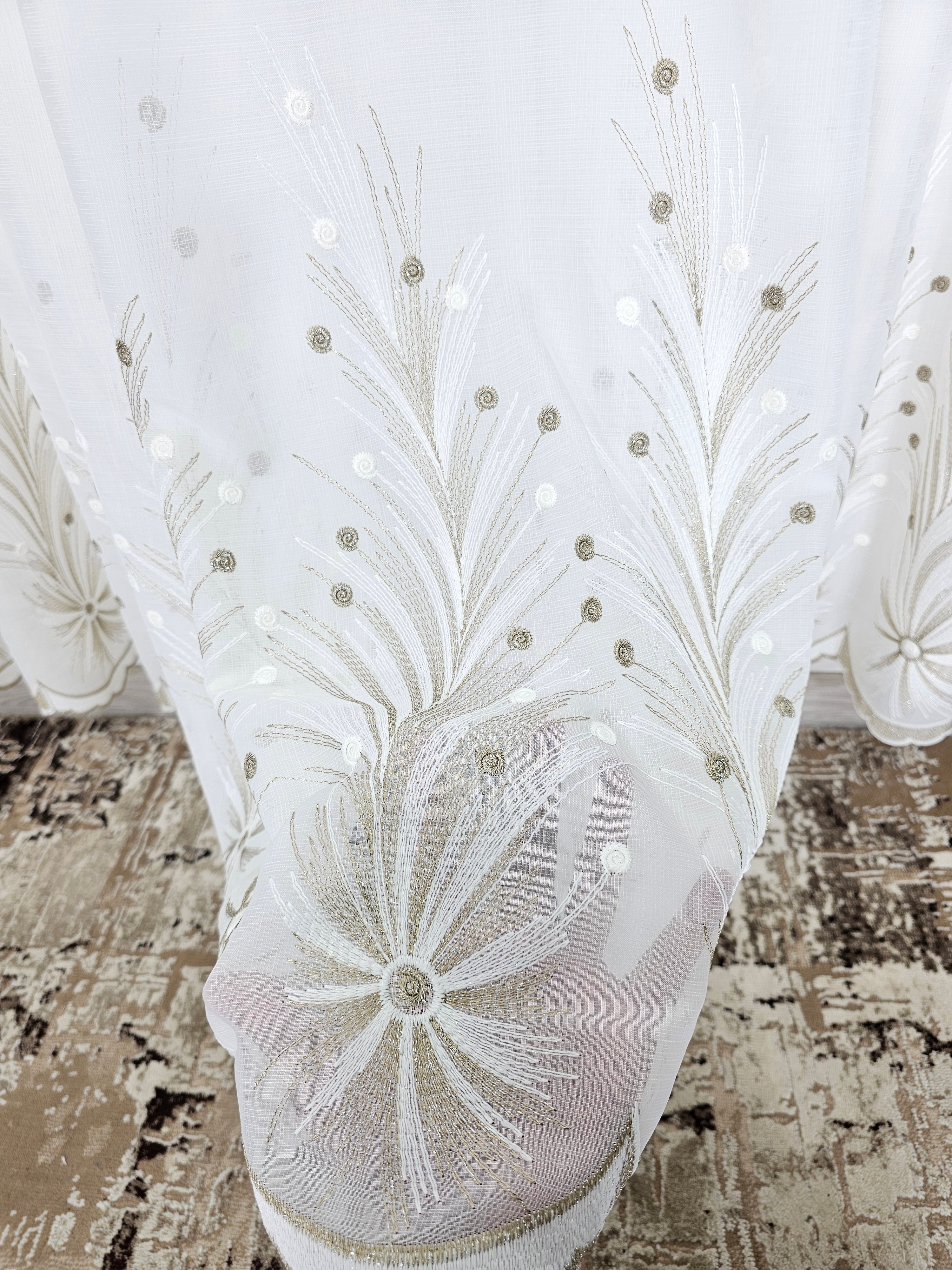 Set Lorand: perdea in cristal cu broderie crem-bej si draperie grej blackout 98%