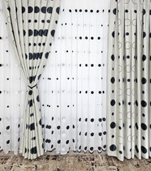 Set Meli: perdea alba cu buline negre si draperie gri cu negru model buline