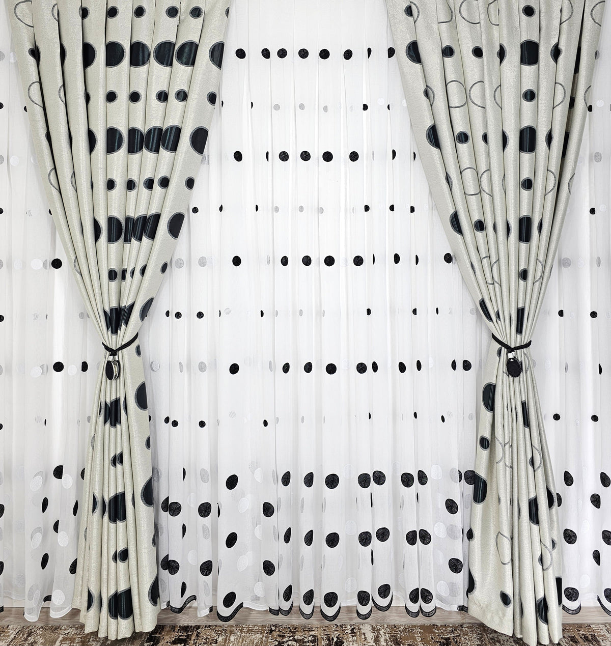 Set Meli: perdea alba cu buline negre si draperie gri cu negru model buline
