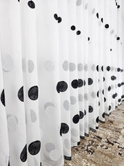 Set Meli: perdea alba cu buline negre si draperie gri cu negru model buline