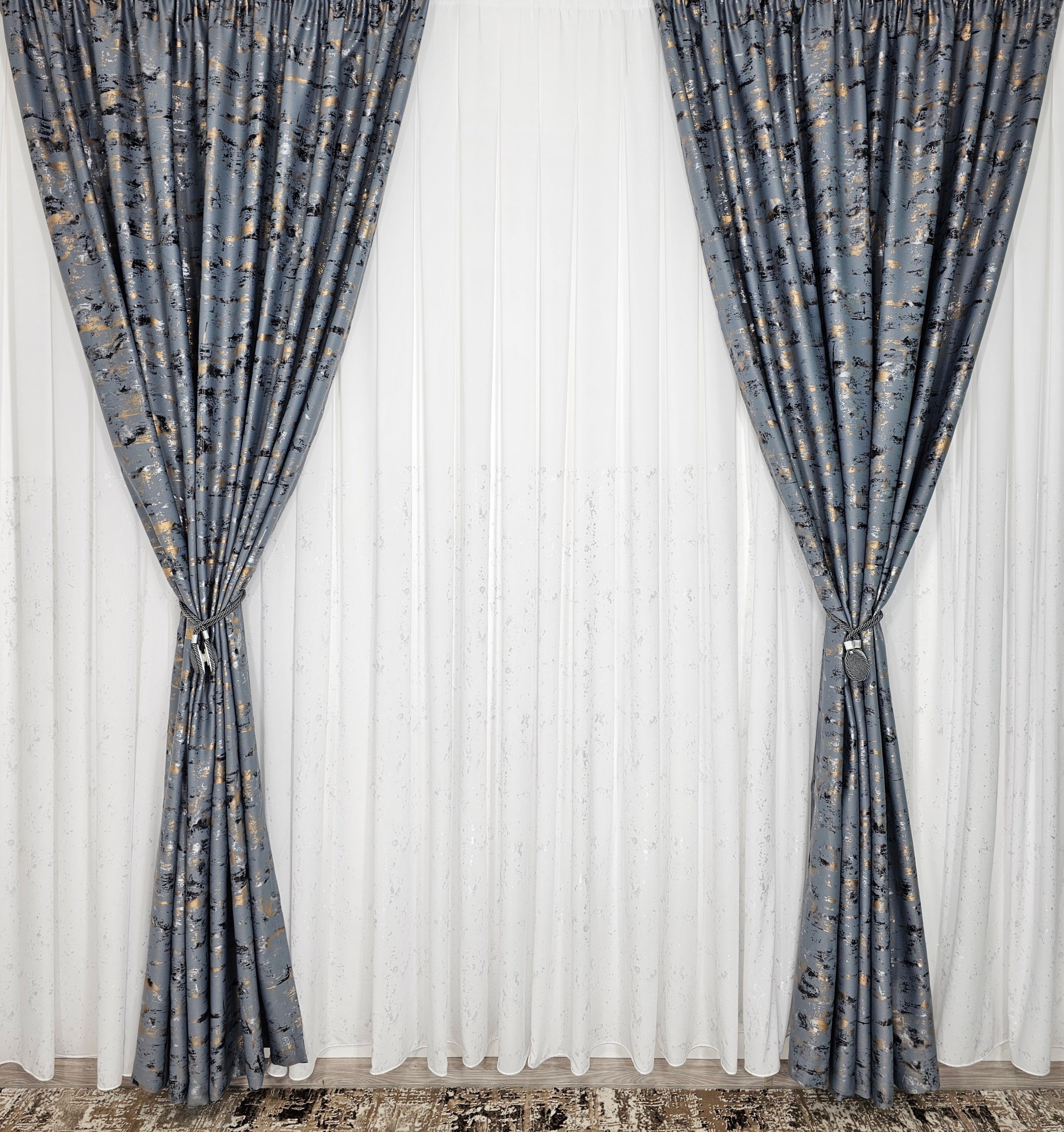 Set Dante: perdea matase cu insertii gri si draperie blackout 90% gri cu insertii