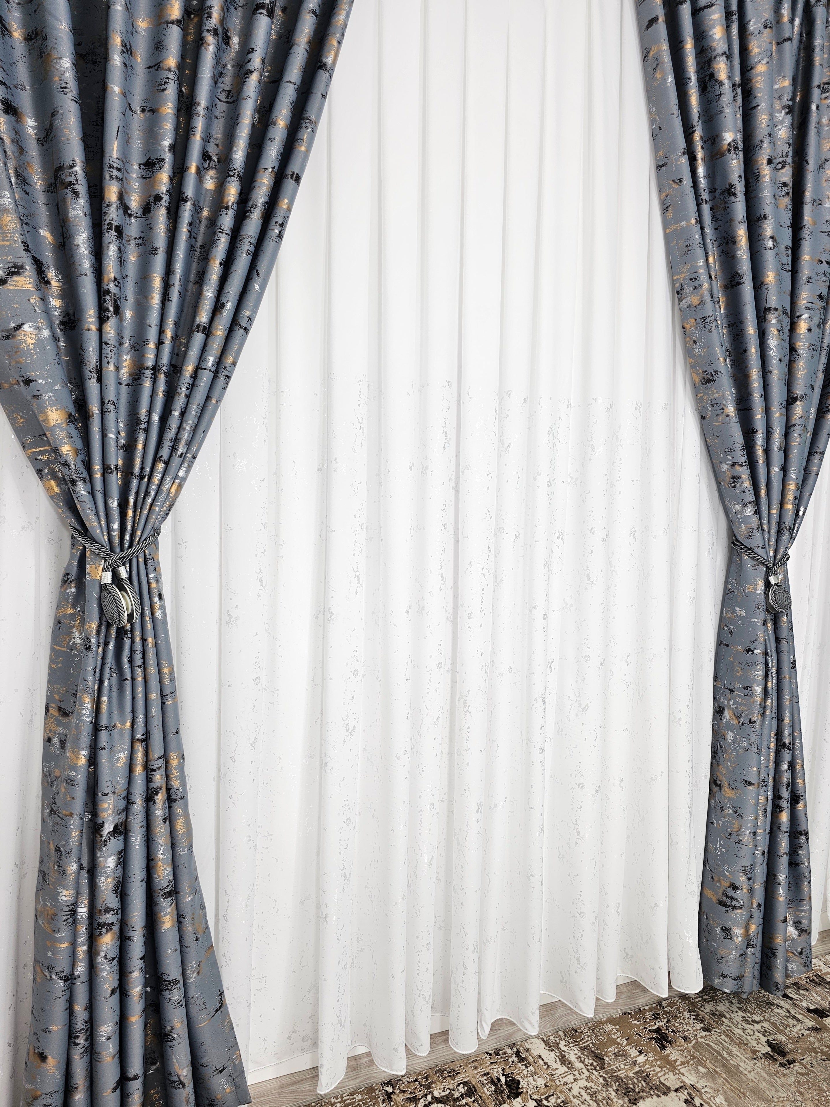 Set Dante: perdea matase cu insertii gri si draperie blackout 90% gri cu insertii