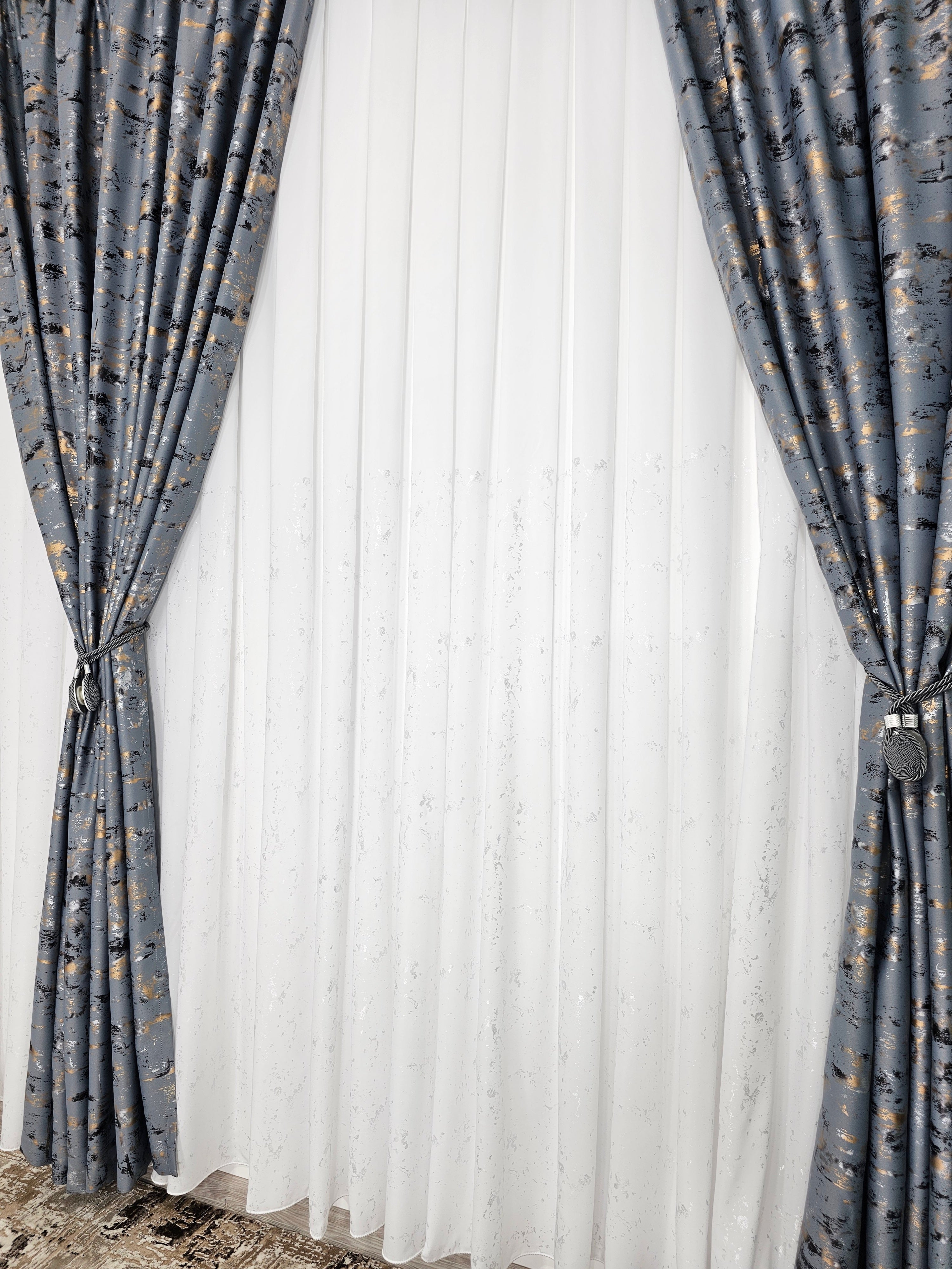 Set Dante: perdea matase cu insertii gri si draperie blackout 90% gri cu insertii