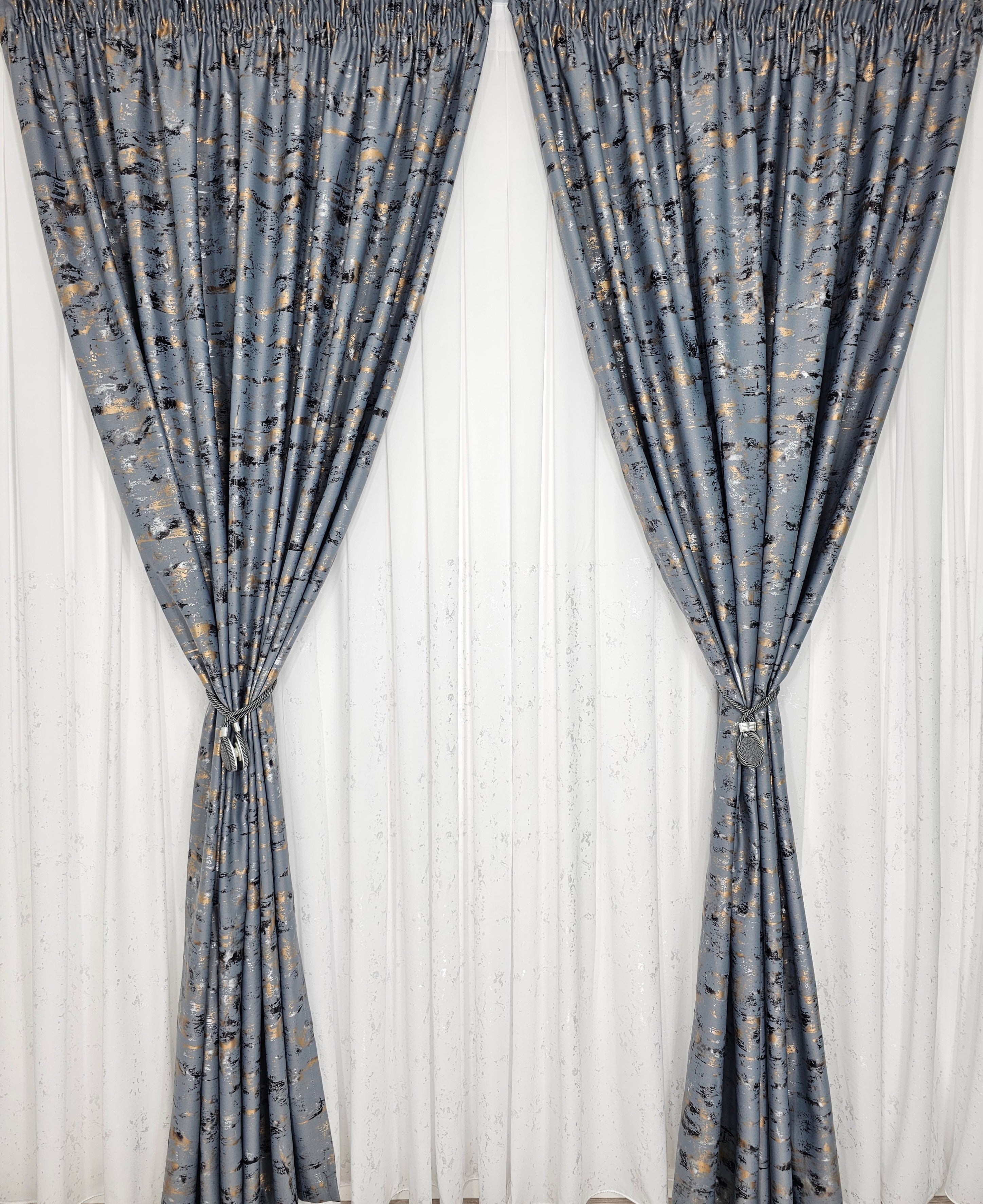 Set Dante: perdea matase cu insertii gri si draperie blackout 90% gri cu insertii