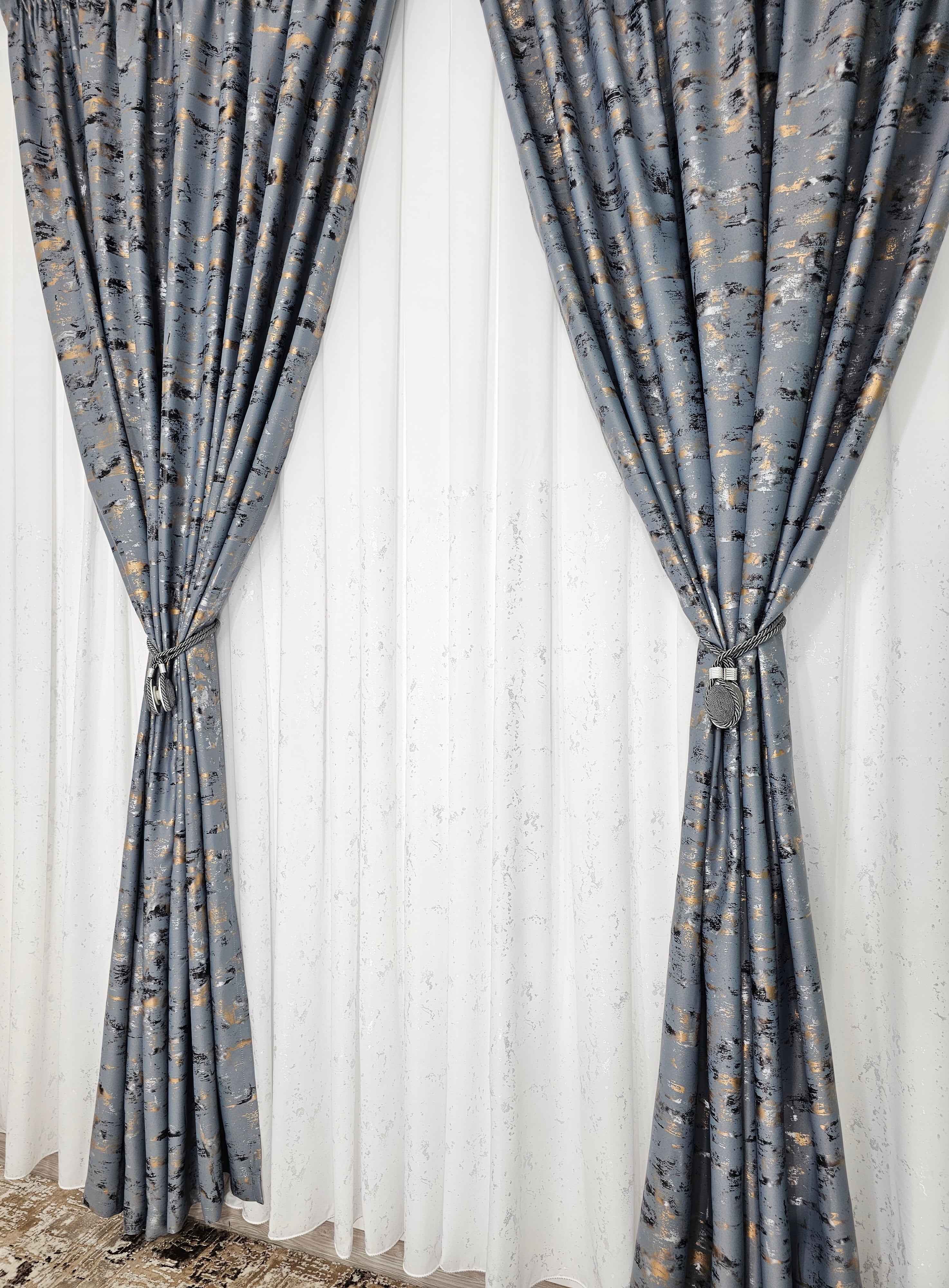 Set Dante: perdea matase cu insertii gri si draperie blackout 90% gri cu insertii