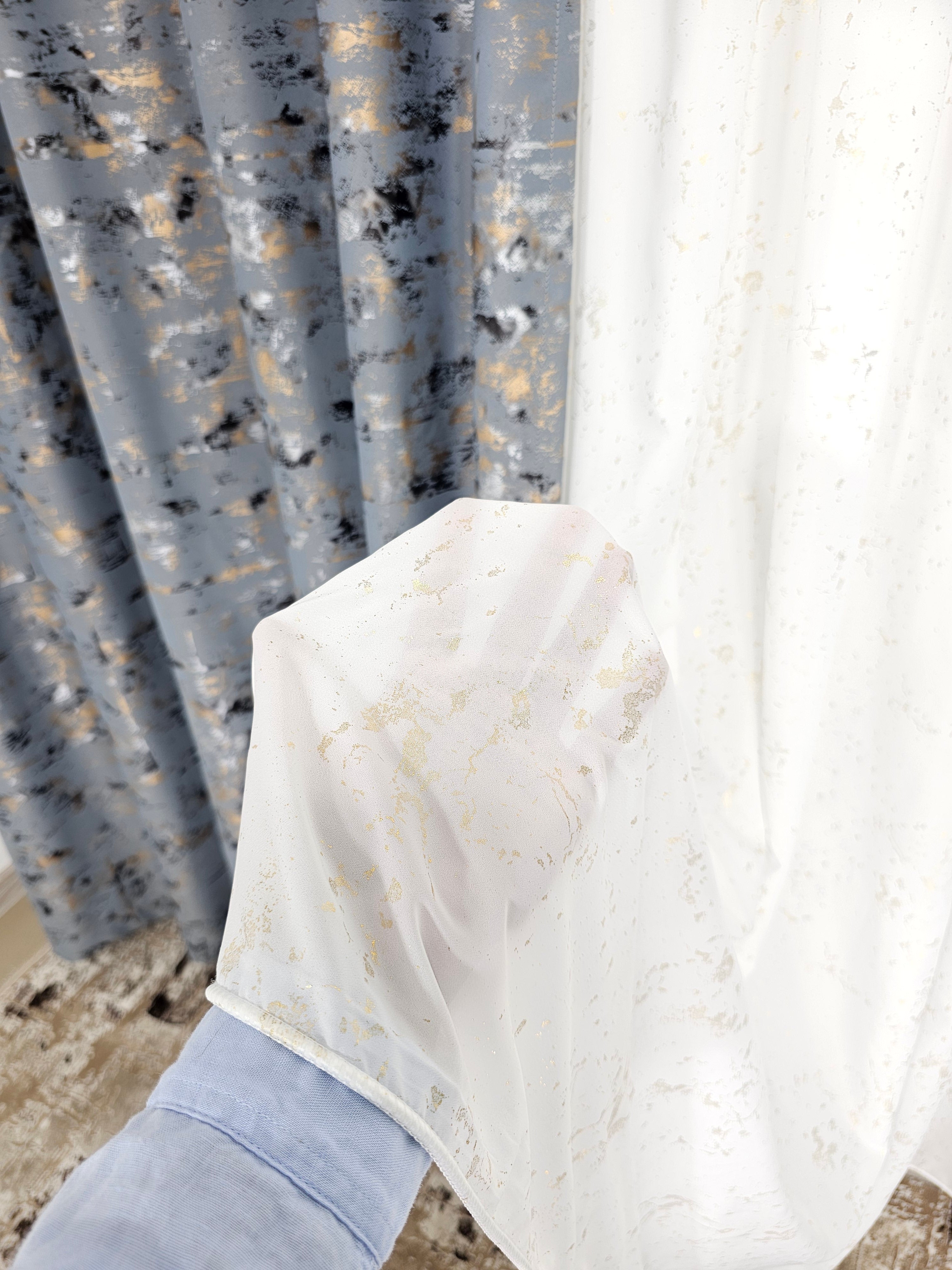 Set Lucia: perdea matase cu insertii aurii si draperie blackout 98% gri cu insertii