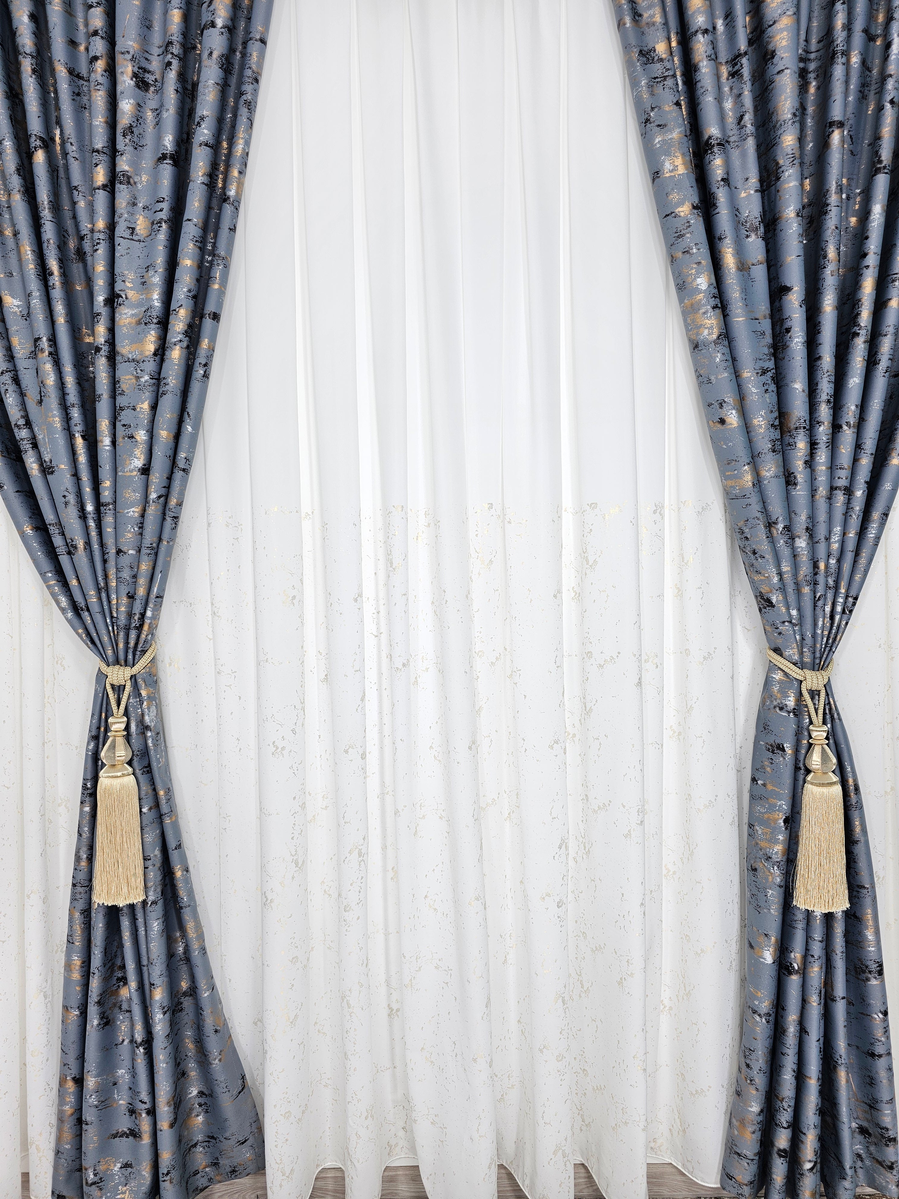 Set Lucia: perdea matase cu insertii aurii si draperie blackout 98% gri cu insertii