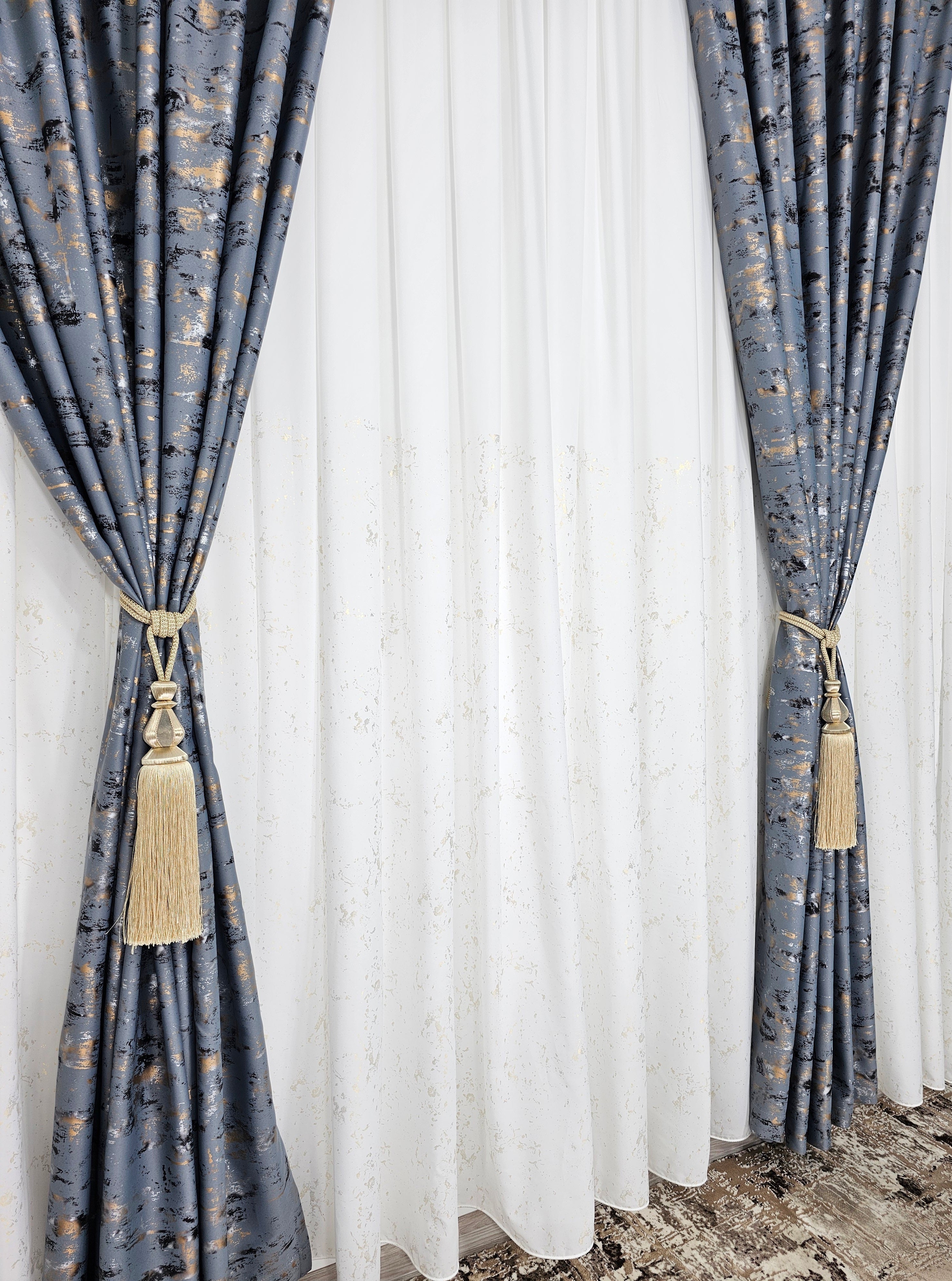 Set Lucia: perdea matase cu insertii aurii si draperie blackout 98% gri cu insertii