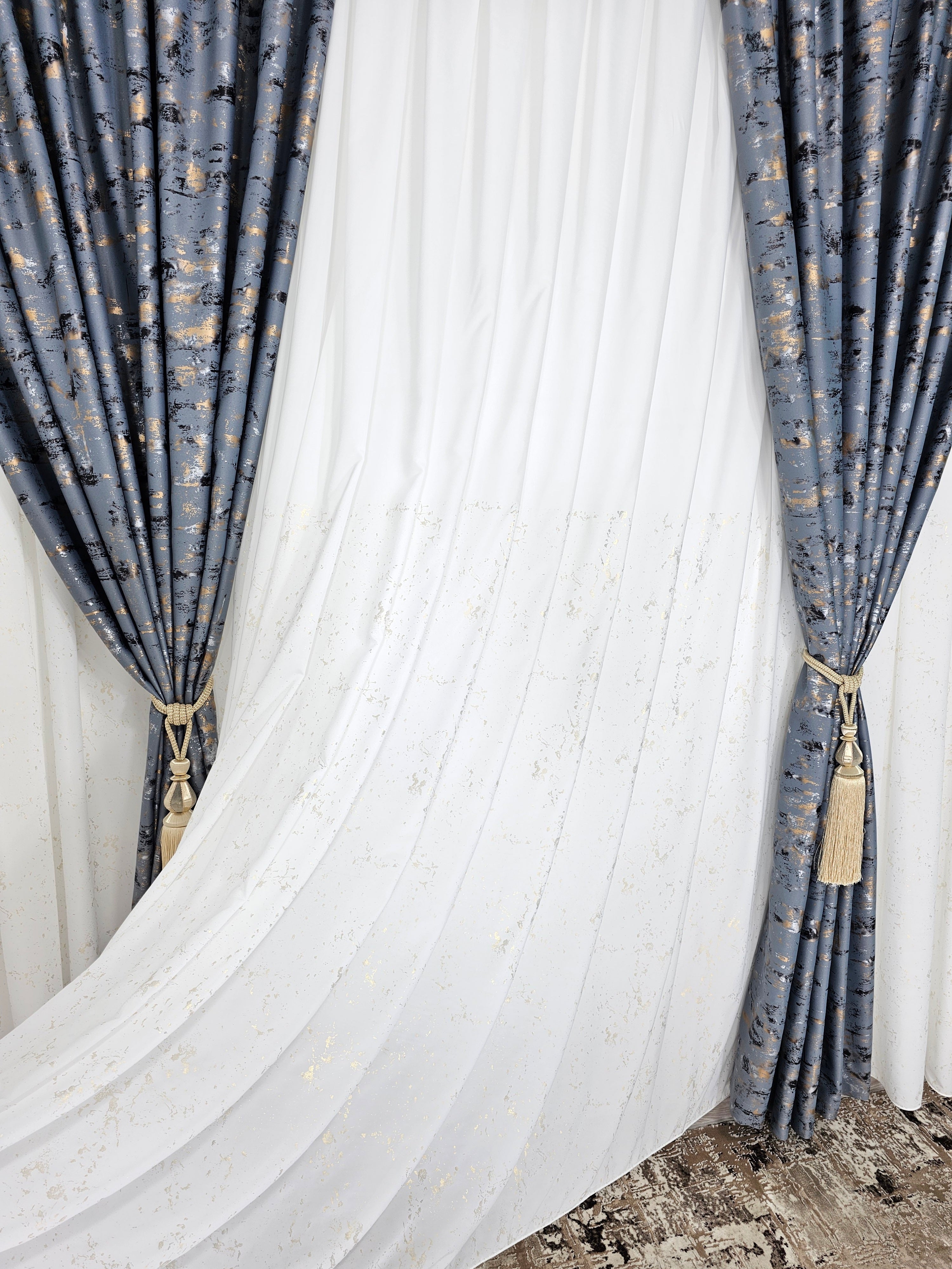 Set Lucia: perdea matase cu insertii aurii si draperie blackout 98% gri cu insertii
