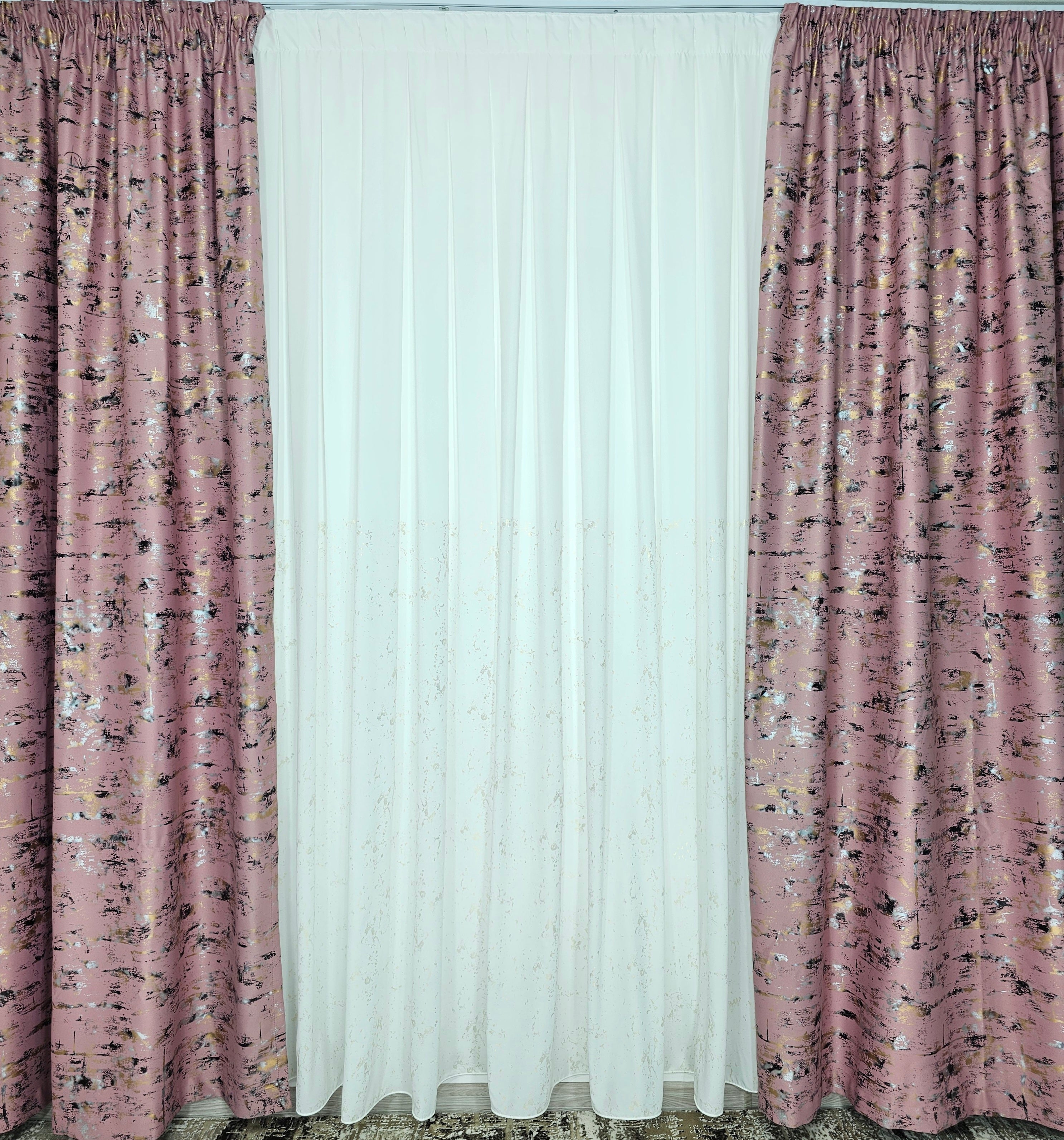 Set Elina: perdea matase cu insertii aurii si draperie blackout 90% roz cu insertii aurii