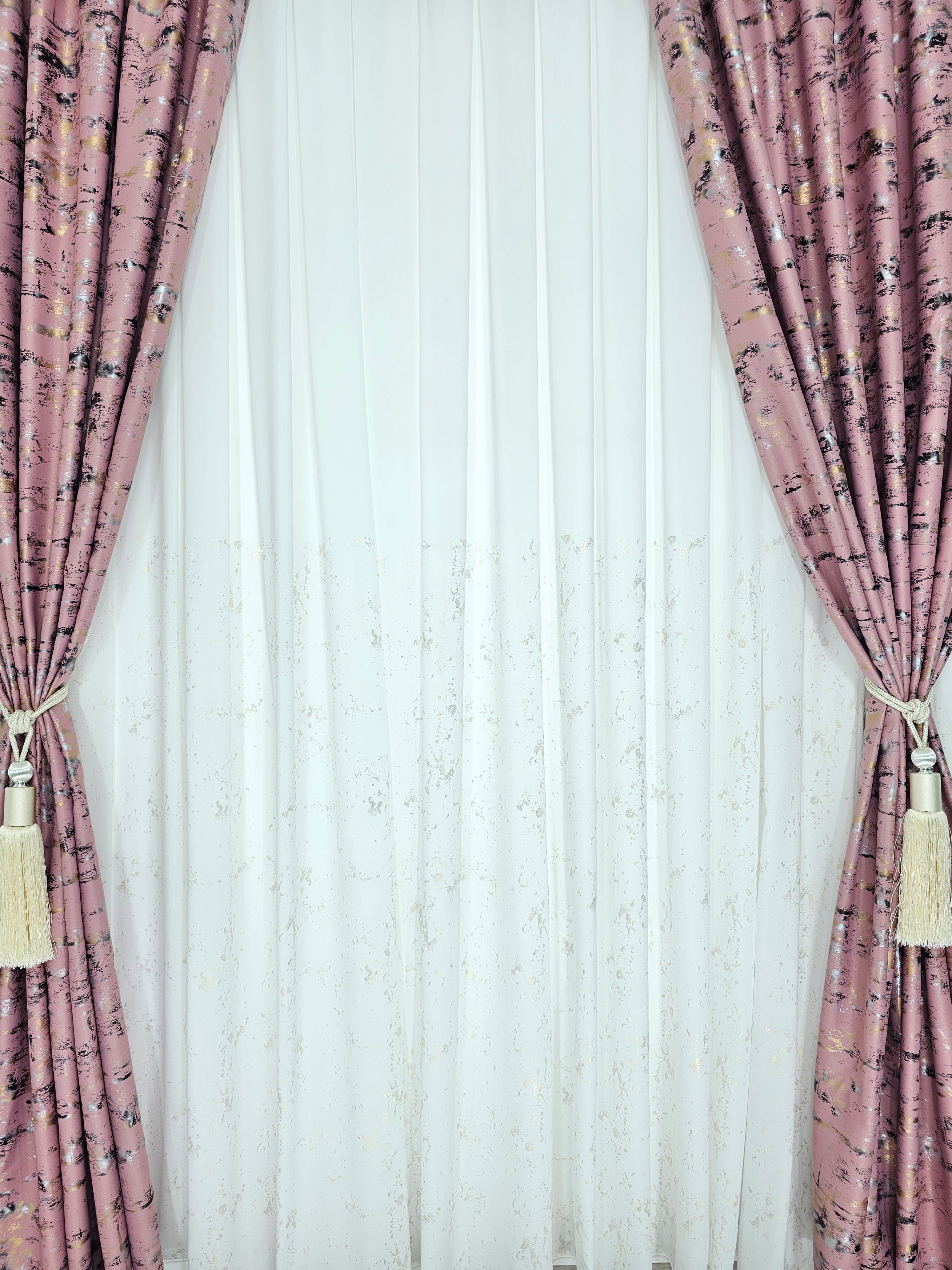 Set Elina: perdea matase cu insertii aurii si draperie blackout 90% roz cu insertii aurii