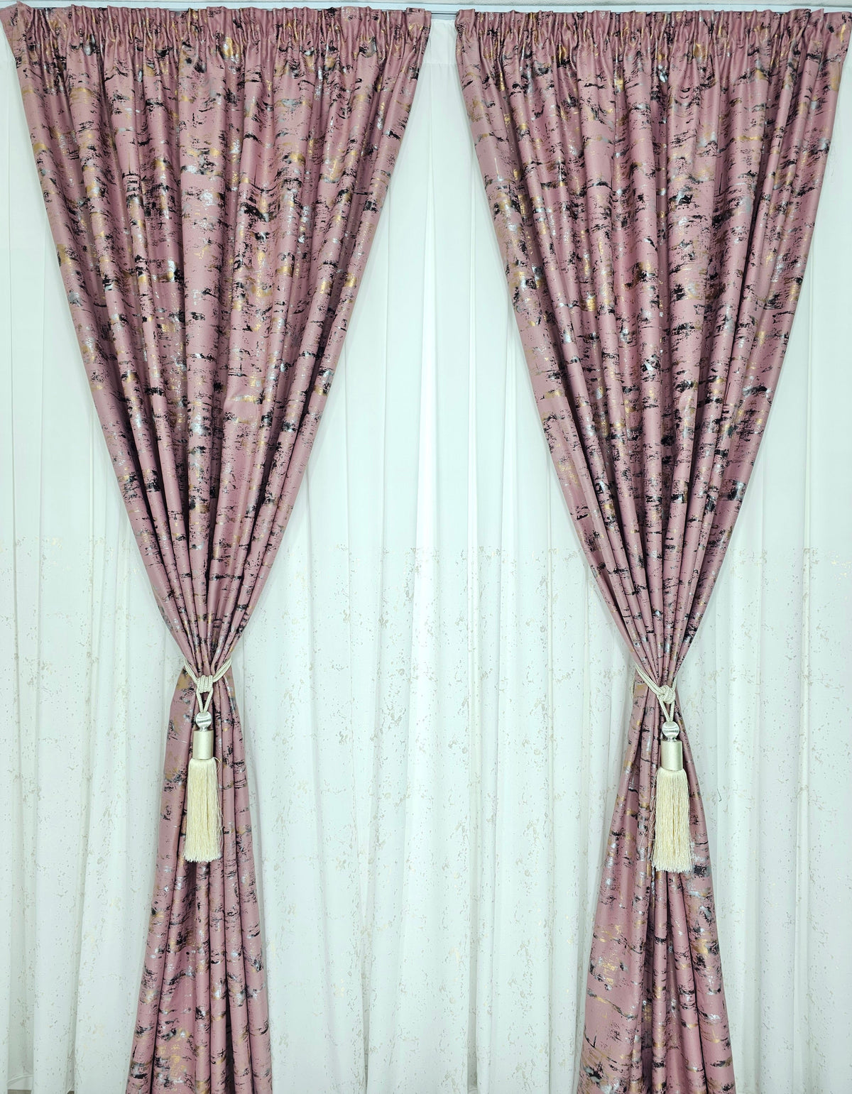 Set Elina: perdea matase cu insertii aurii si draperie blackout 90% roz cu insertii aurii