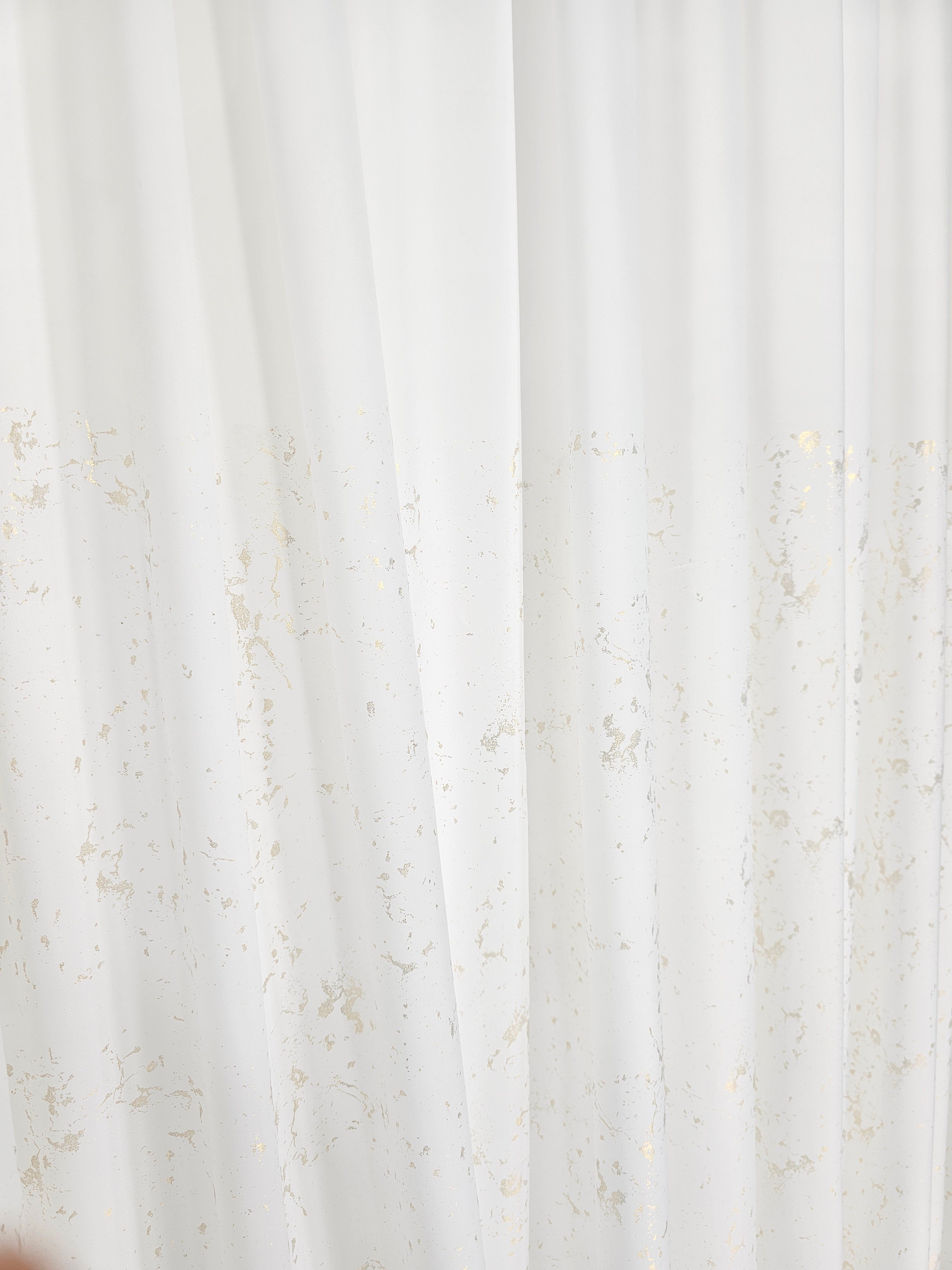 Set Elina: perdea matase cu insertii aurii si draperie blackout 90% roz cu insertii aurii
