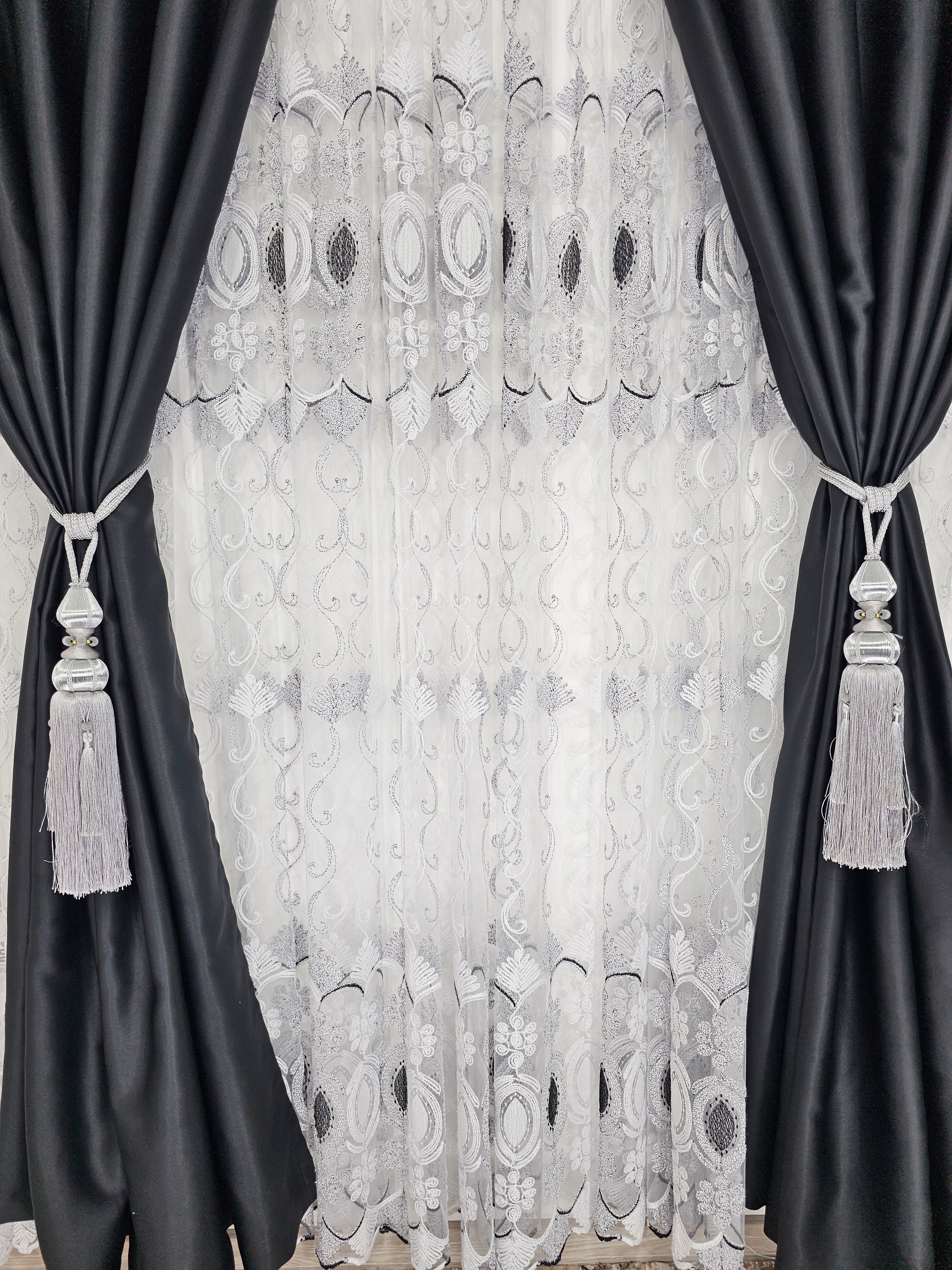 Set Leila: perdea din tul alb cu negru si draperie hotel neagra 100% blackout