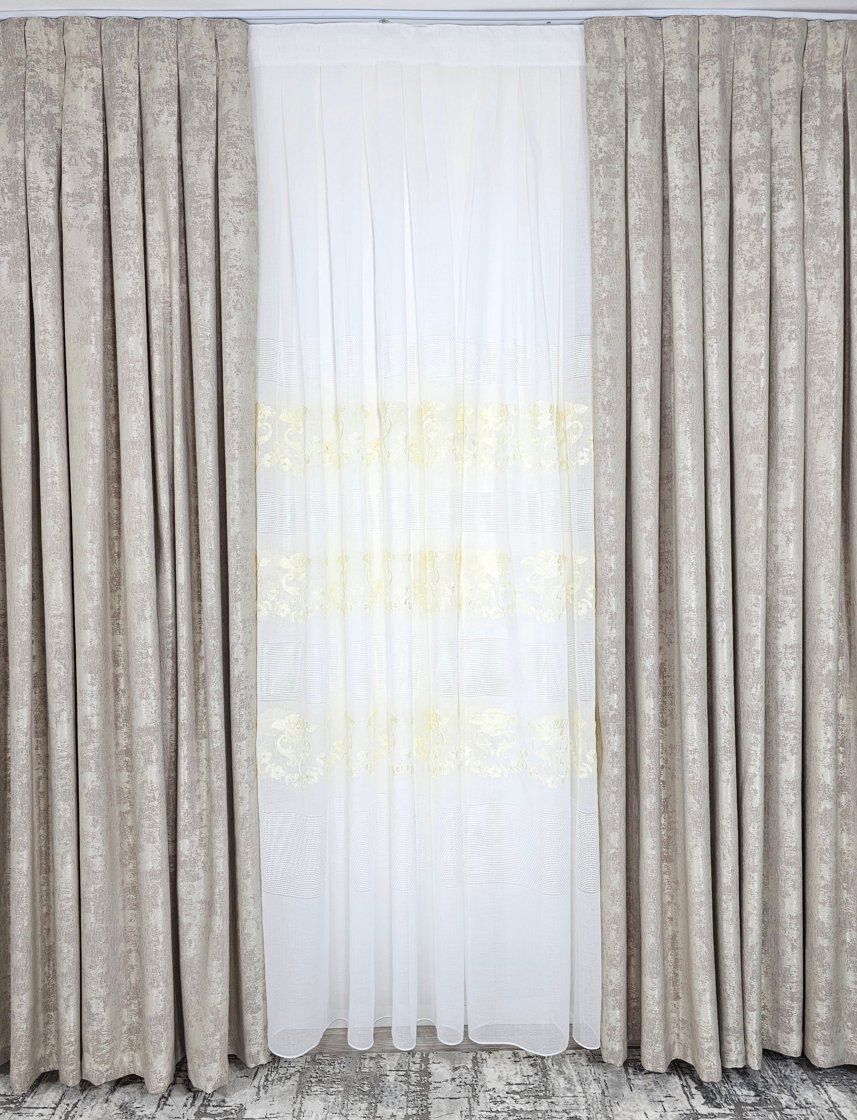 Set Draga: perdea alba cu broderie sparta și flori crem si draperie tip vopsea decorativa bej