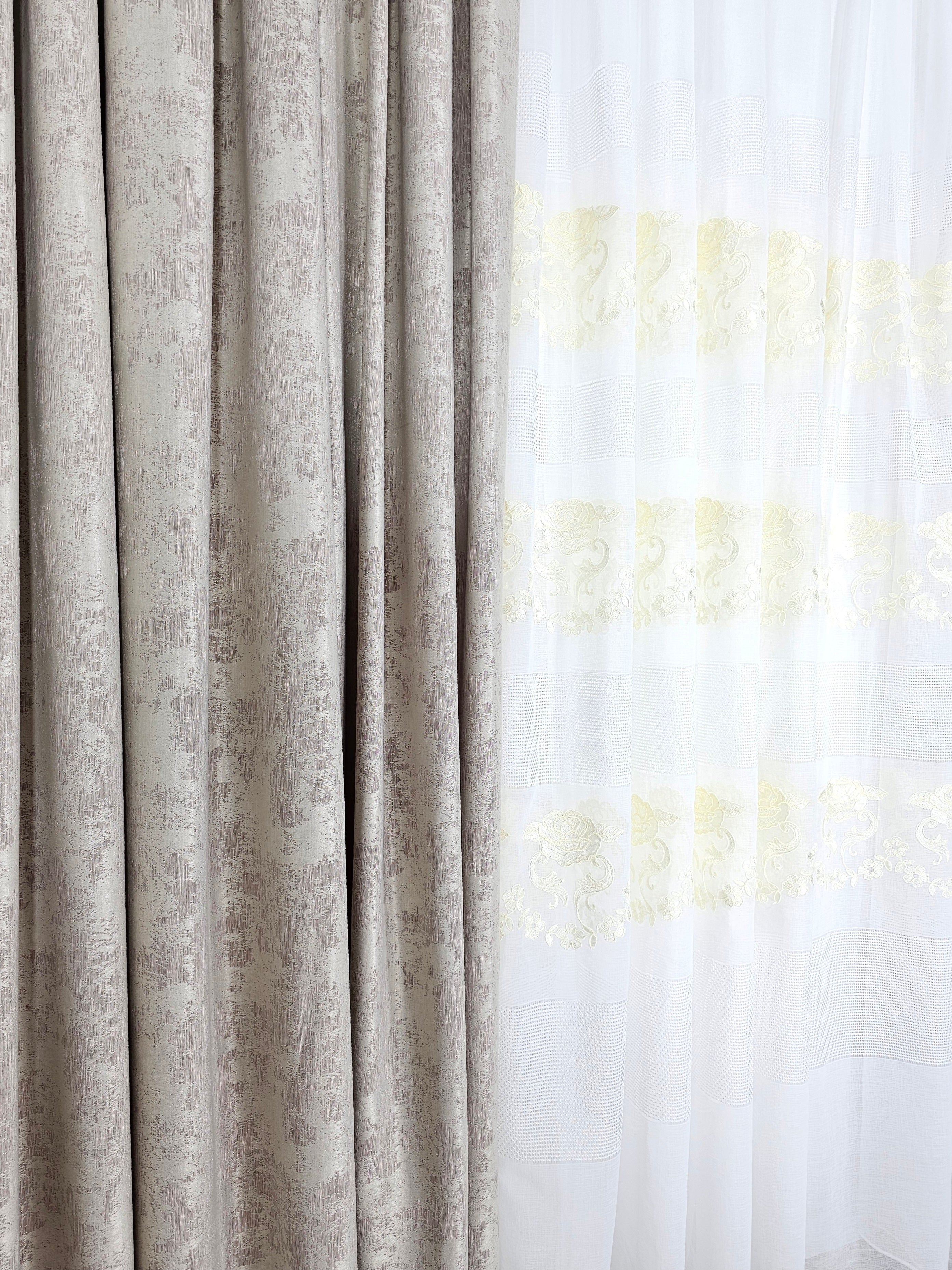 Set Draga: perdea alba cu broderie sparta și flori crem si draperie tip vopsea decorativa bej