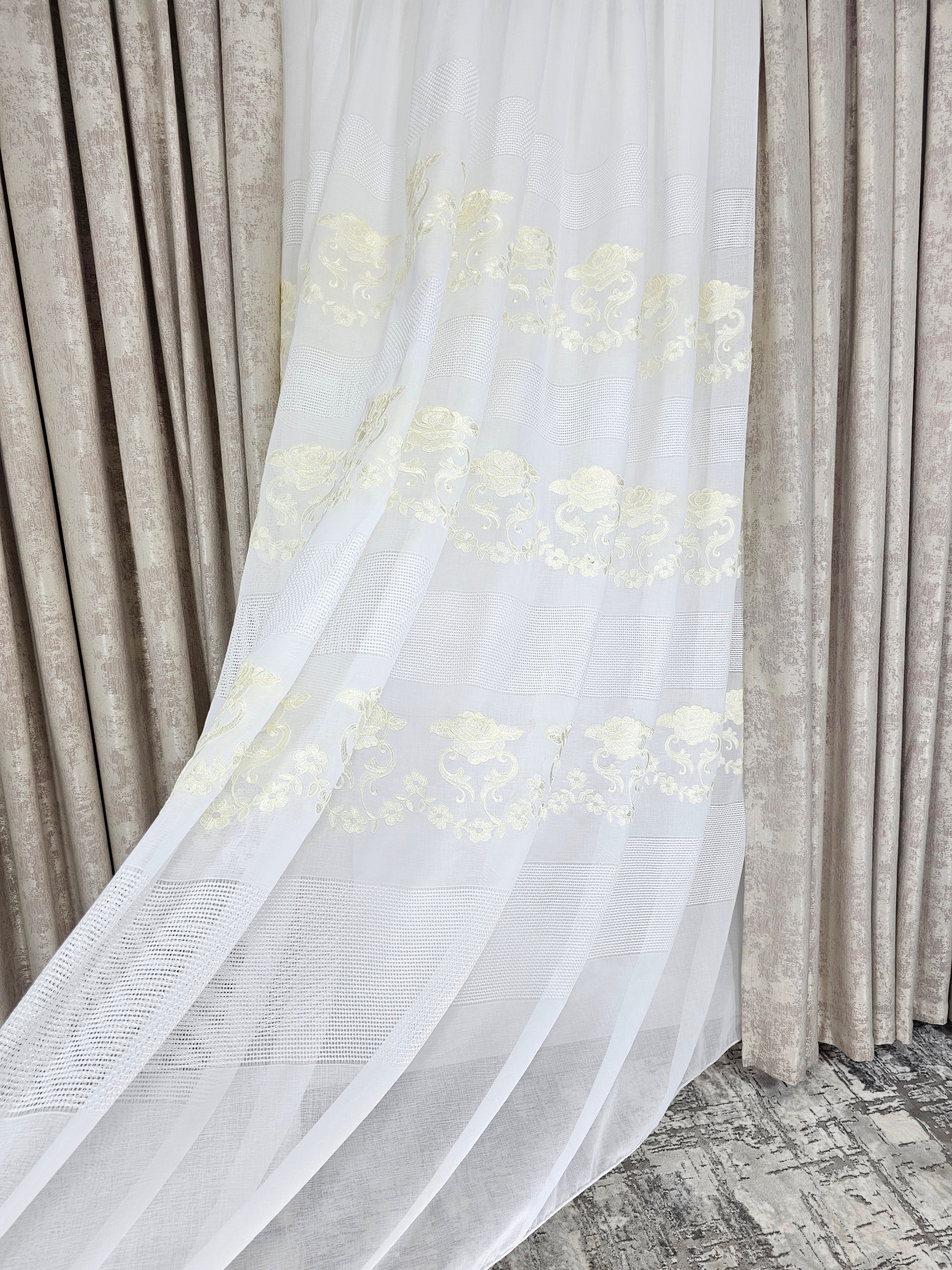 Set Draga: perdea alba cu broderie sparta și flori crem si draperie tip vopsea decorativa bej