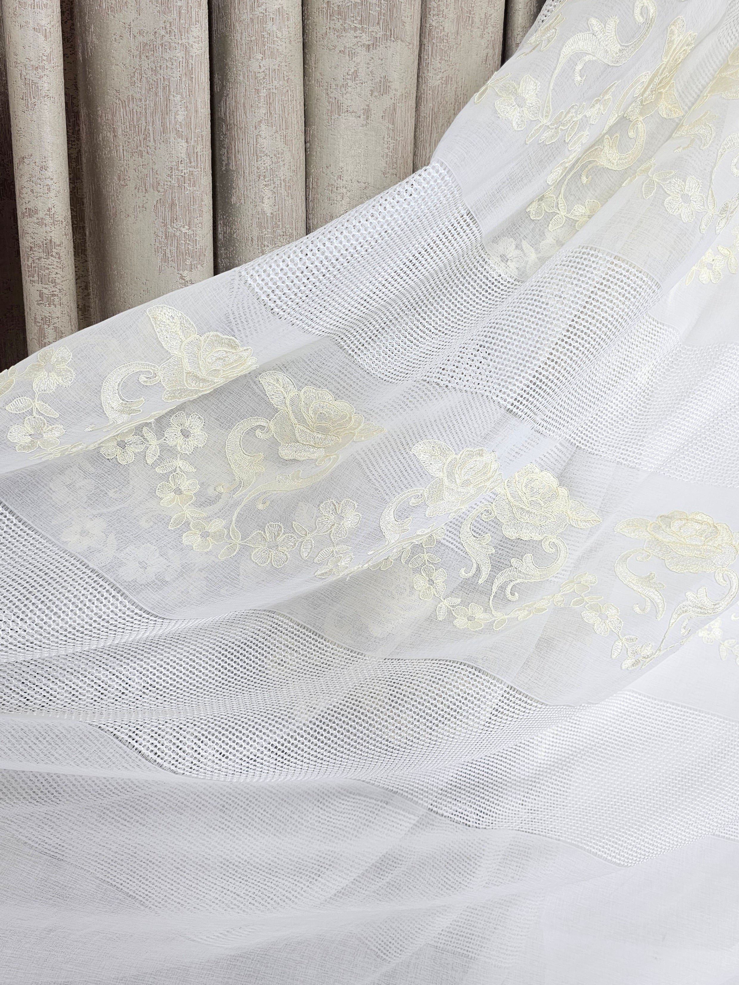 Set Draga: perdea alba cu broderie sparta și flori crem si draperie tip vopsea decorativa bej