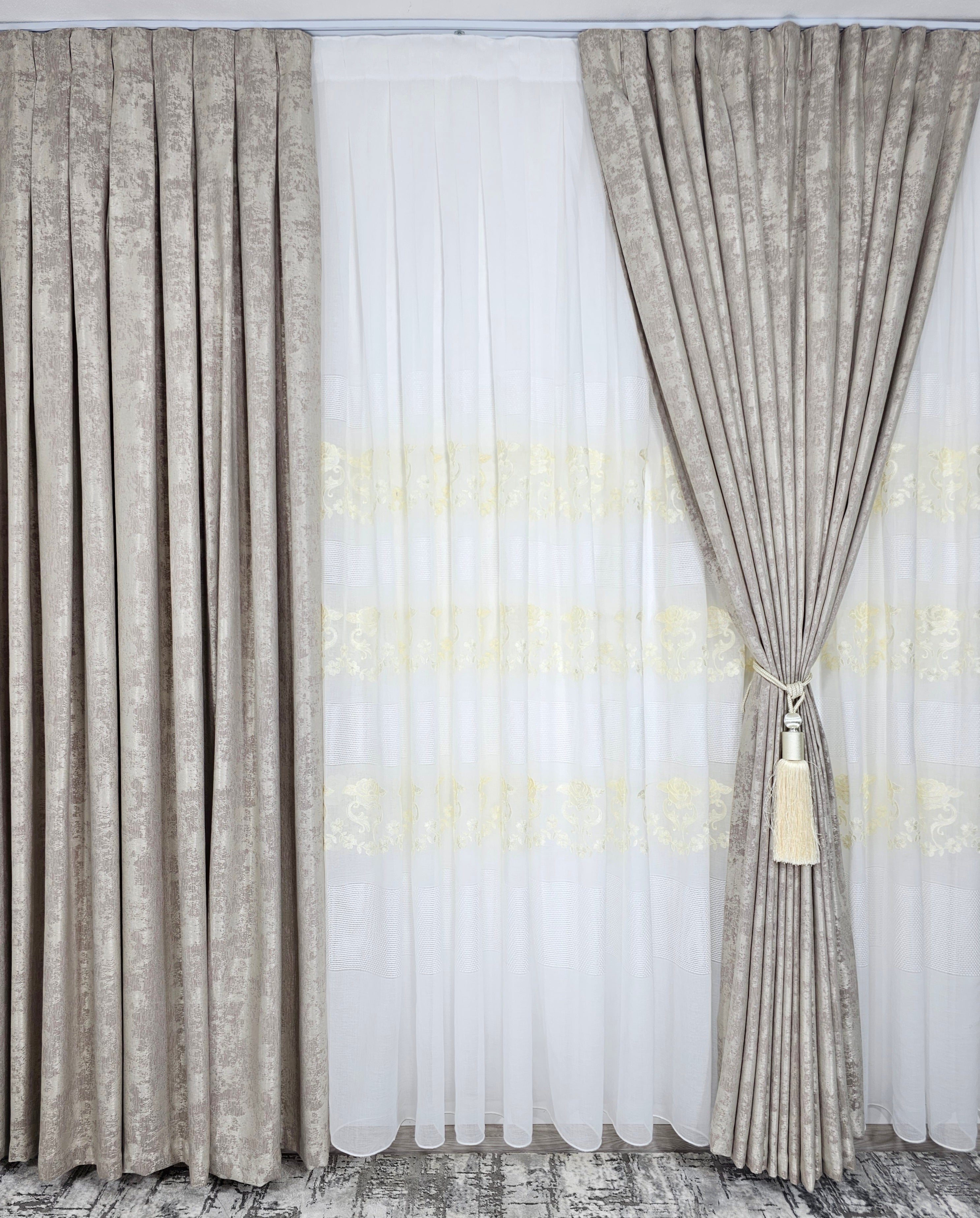 Set Draga: perdea alba cu broderie sparta și flori crem si draperie tip vopsea decorativa bej