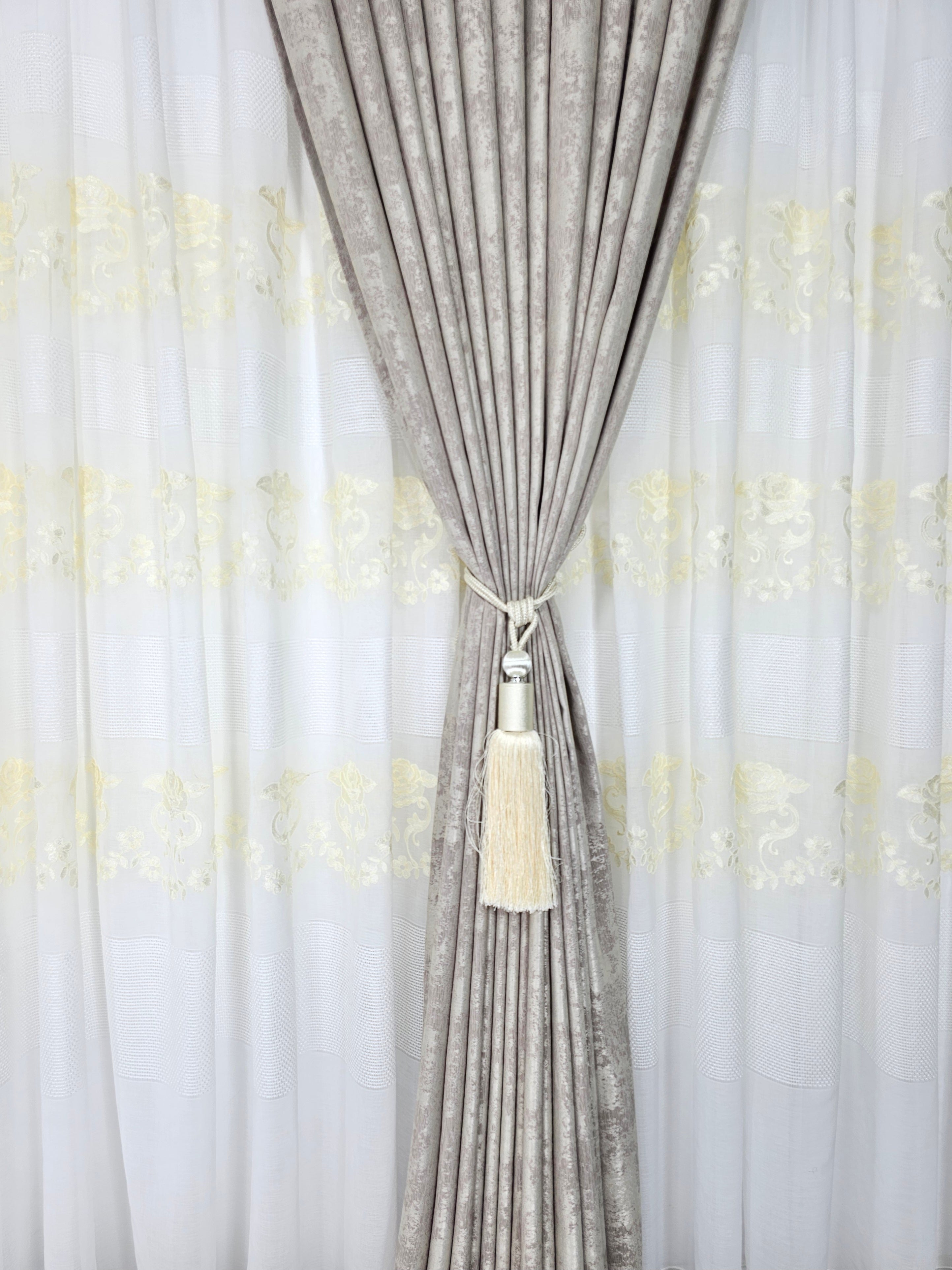 Set Draga: perdea alba cu broderie sparta și flori crem si draperie tip vopsea decorativa bej