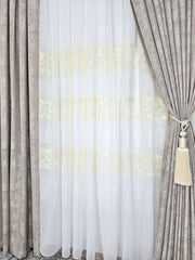 Set Draga: perdea alba cu broderie sparta și flori crem si draperie tip vopsea decorativa bej