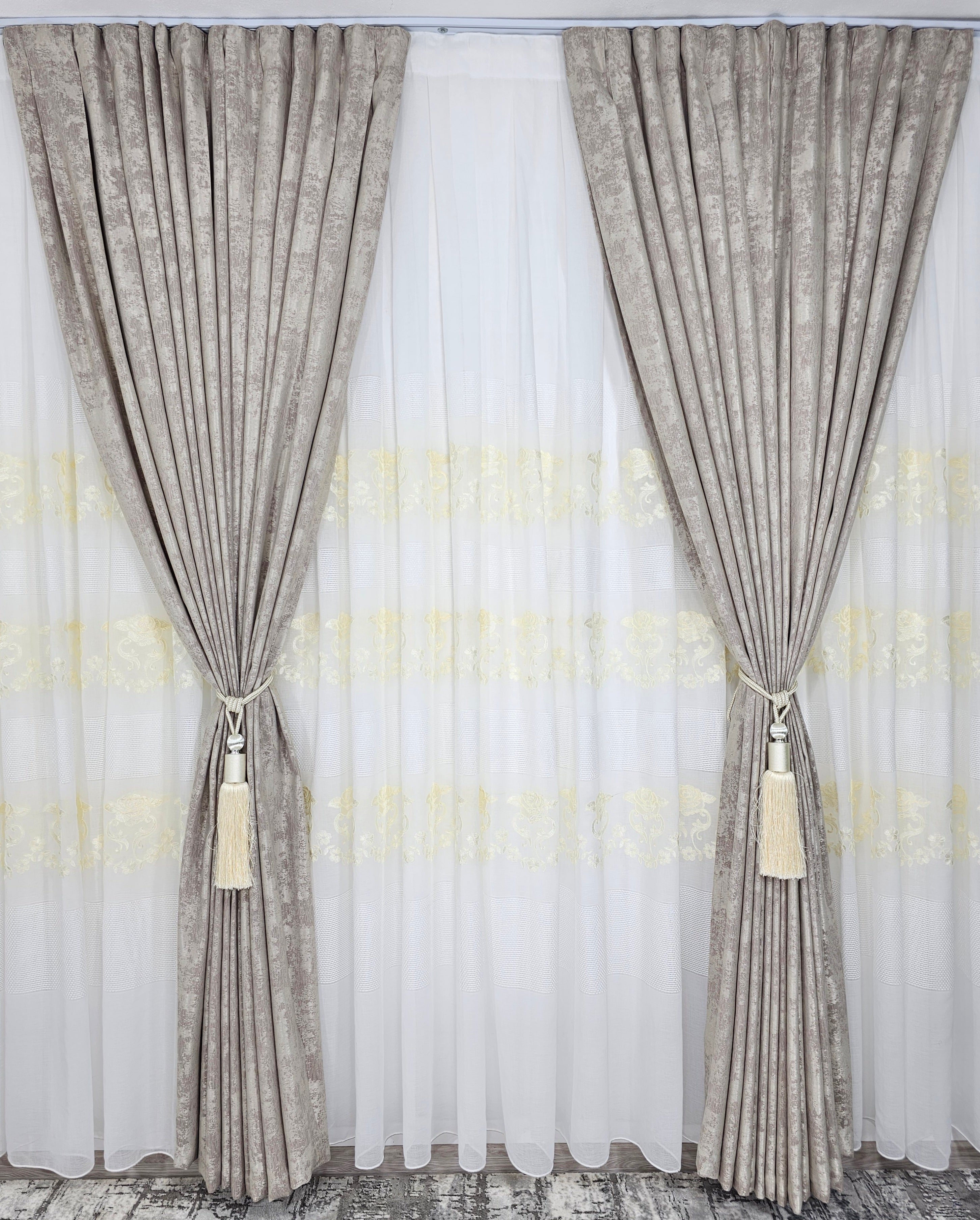 Set Draga: perdea alba cu broderie sparta și flori crem si draperie tip vopsea decorativa bej