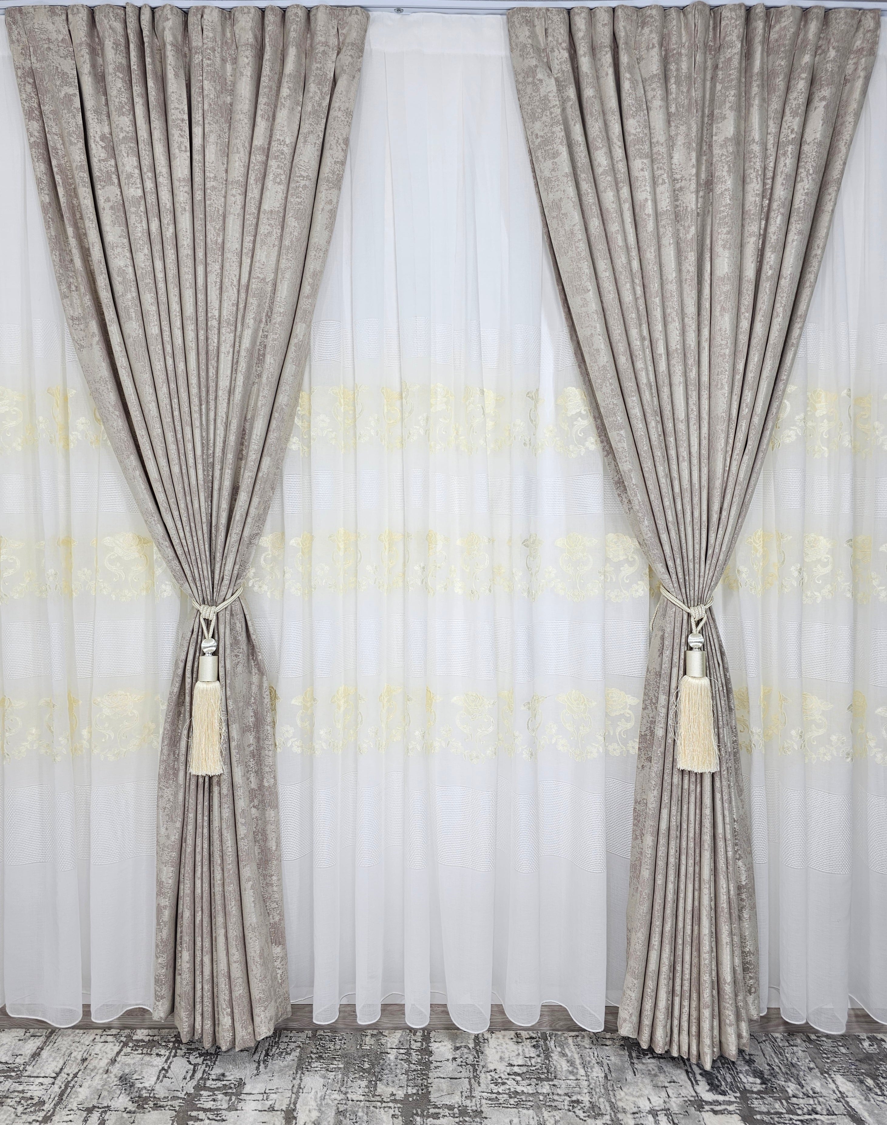 Set Draga: perdea alba cu broderie sparta și flori crem si draperie tip vopsea decorativa bej
