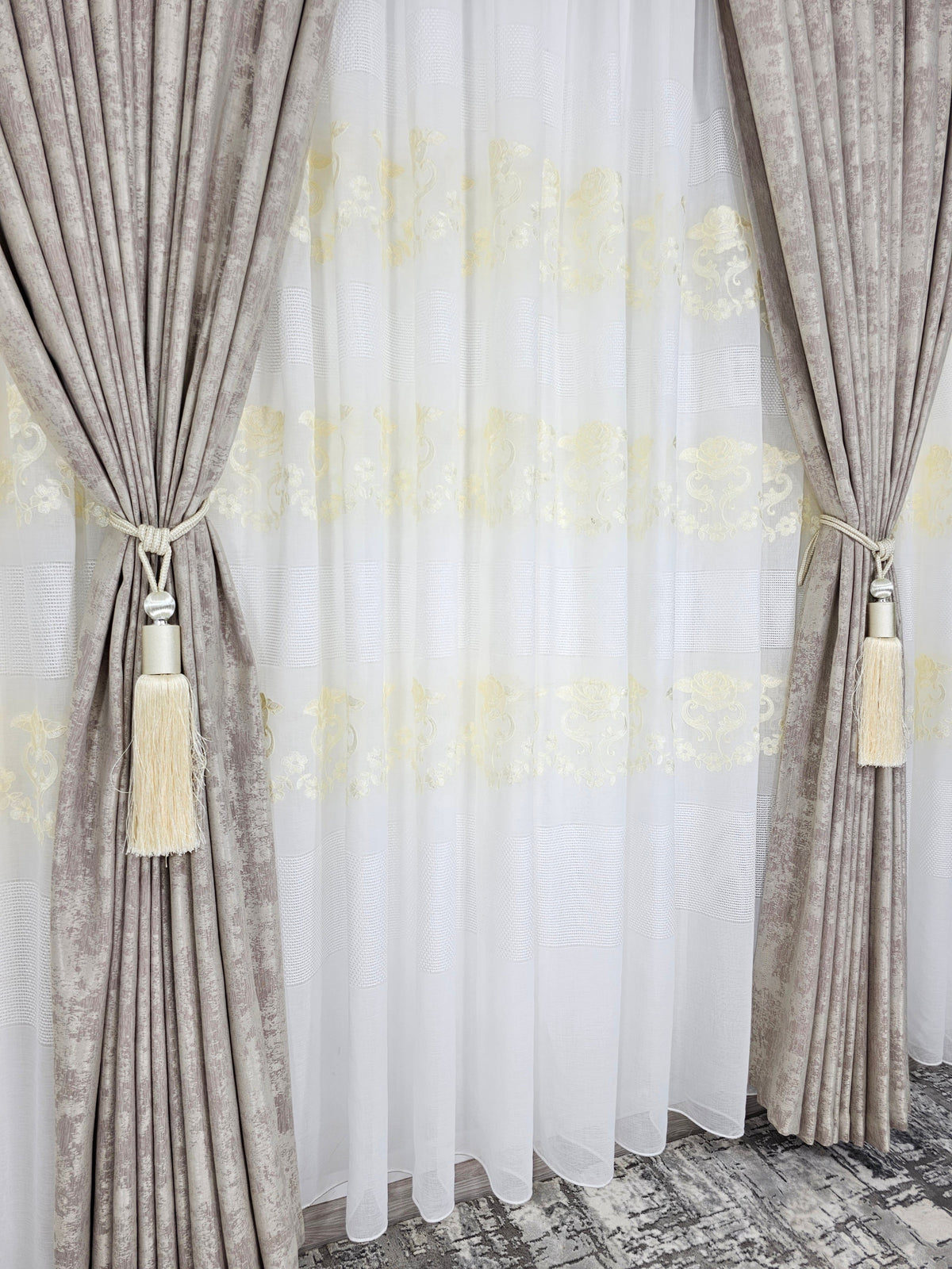 Set Draga: perdea alba cu broderie sparta și flori crem si draperie tip vopsea decorativa bej
