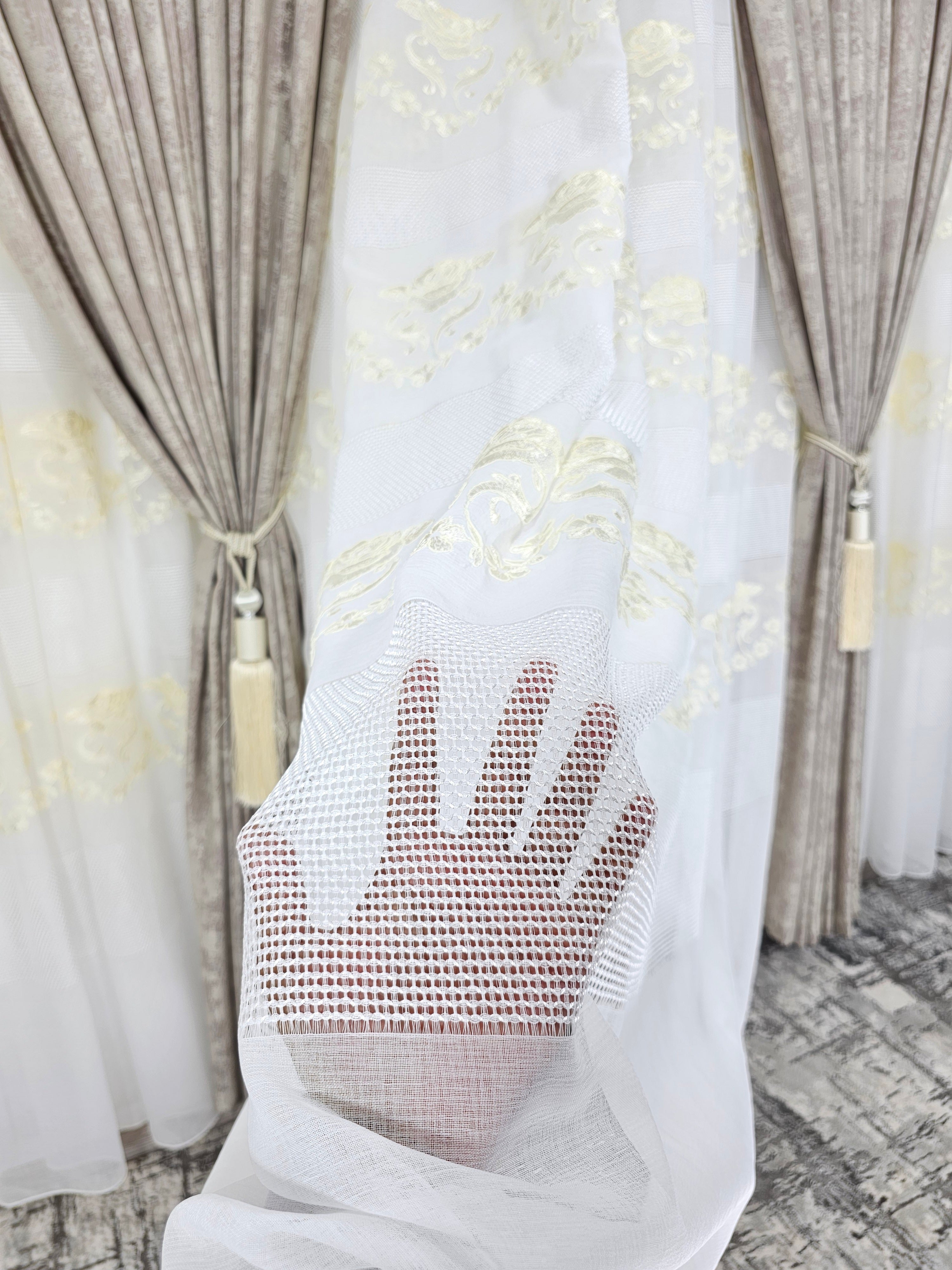 Set Draga: perdea alba cu broderie sparta și flori crem si draperie tip vopsea decorativa bej