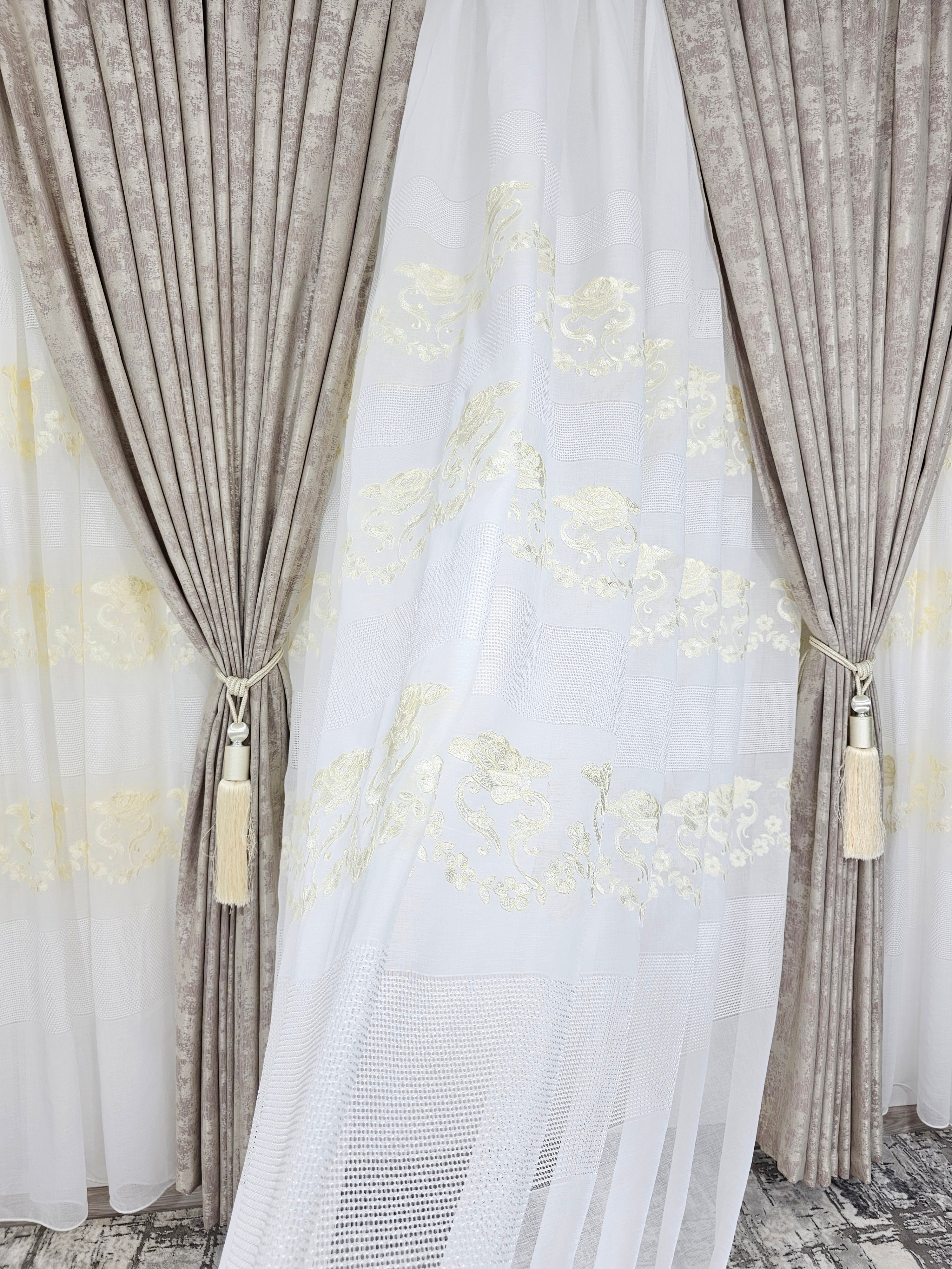 Set Draga: perdea alba cu broderie sparta și flori crem si draperie tip vopsea decorativa bej