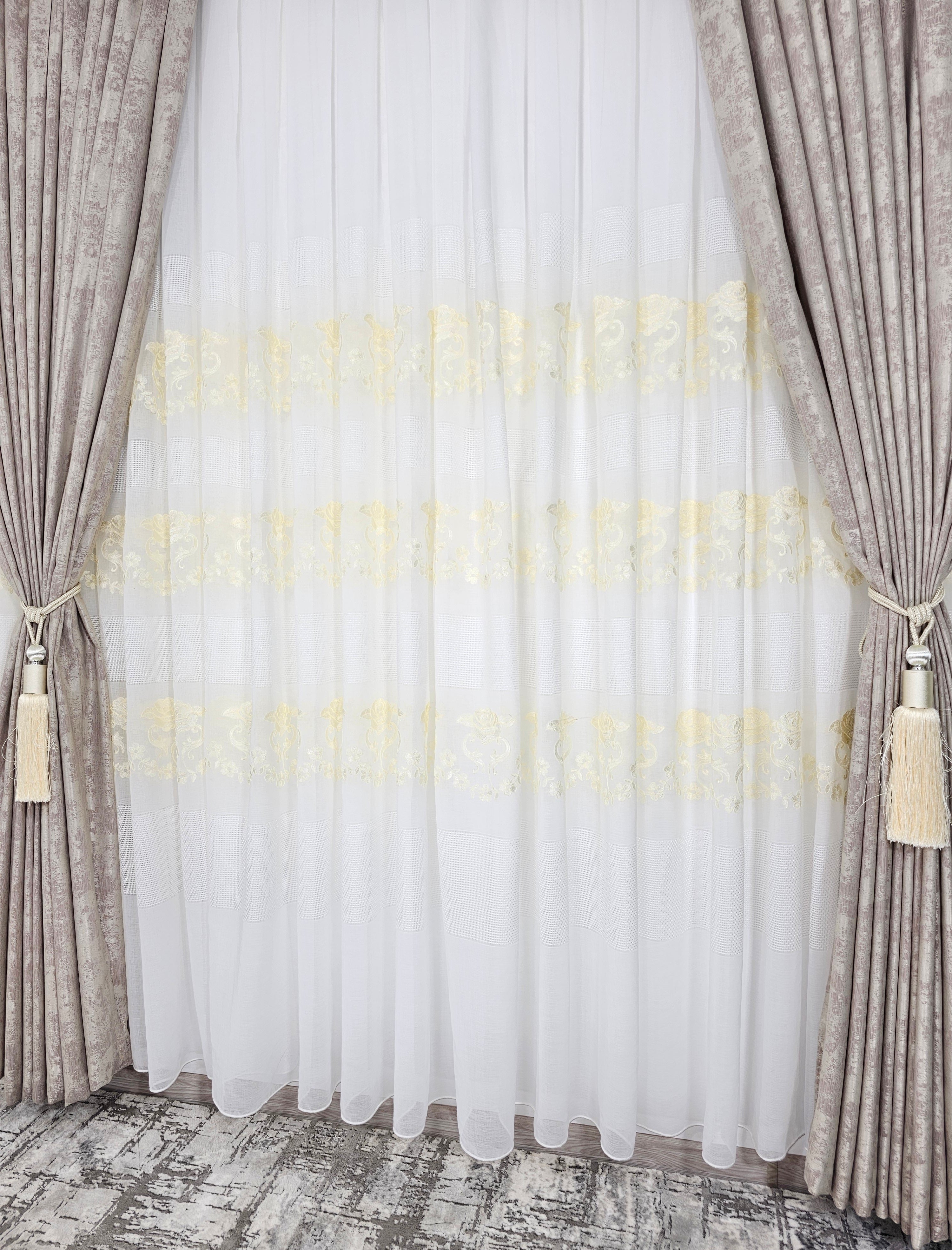 Set Draga: perdea alba cu broderie sparta și flori crem si draperie tip vopsea decorativa bej