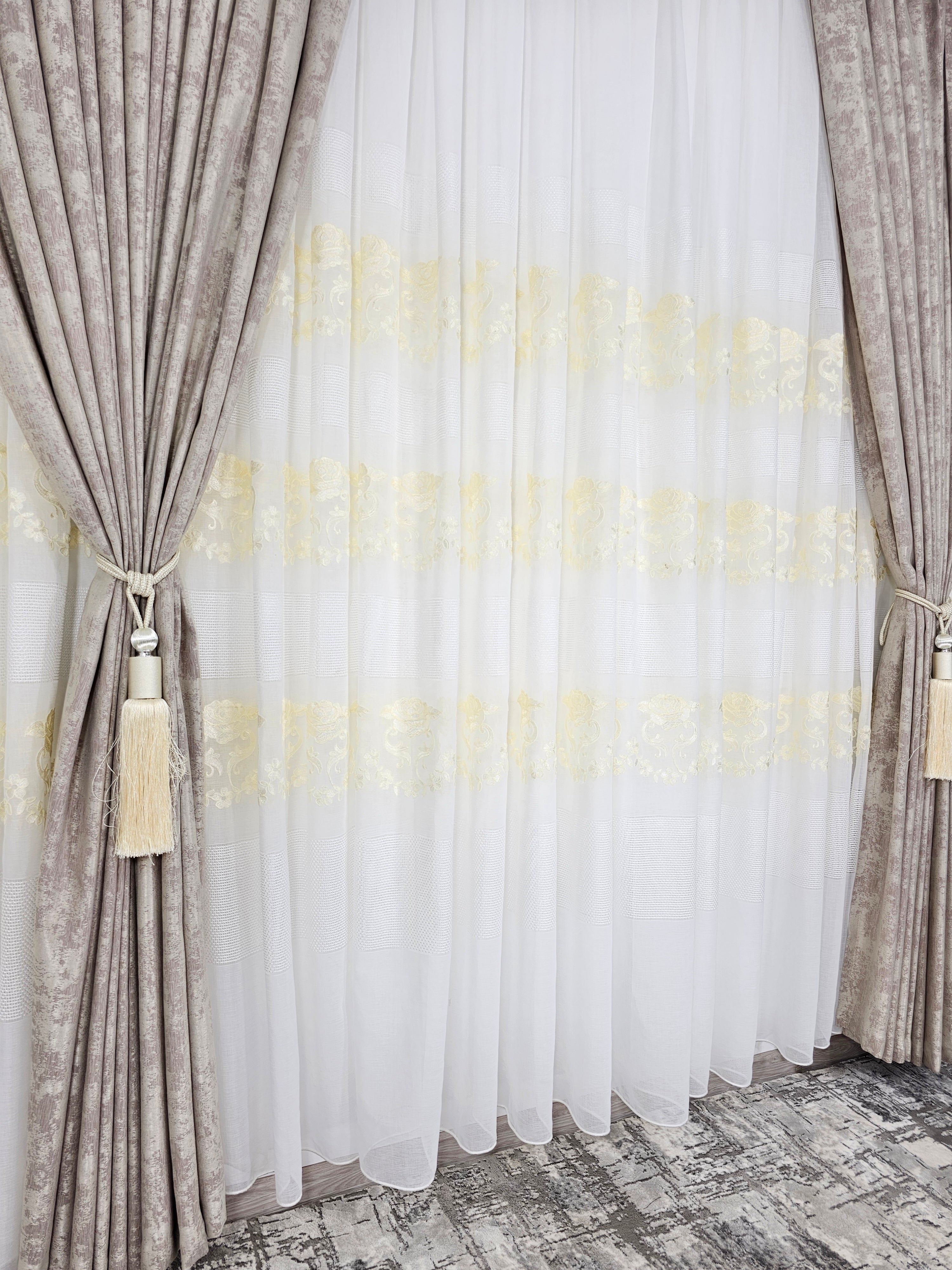 Set Draga: perdea alba cu broderie sparta și flori crem si draperie tip vopsea decorativa bej