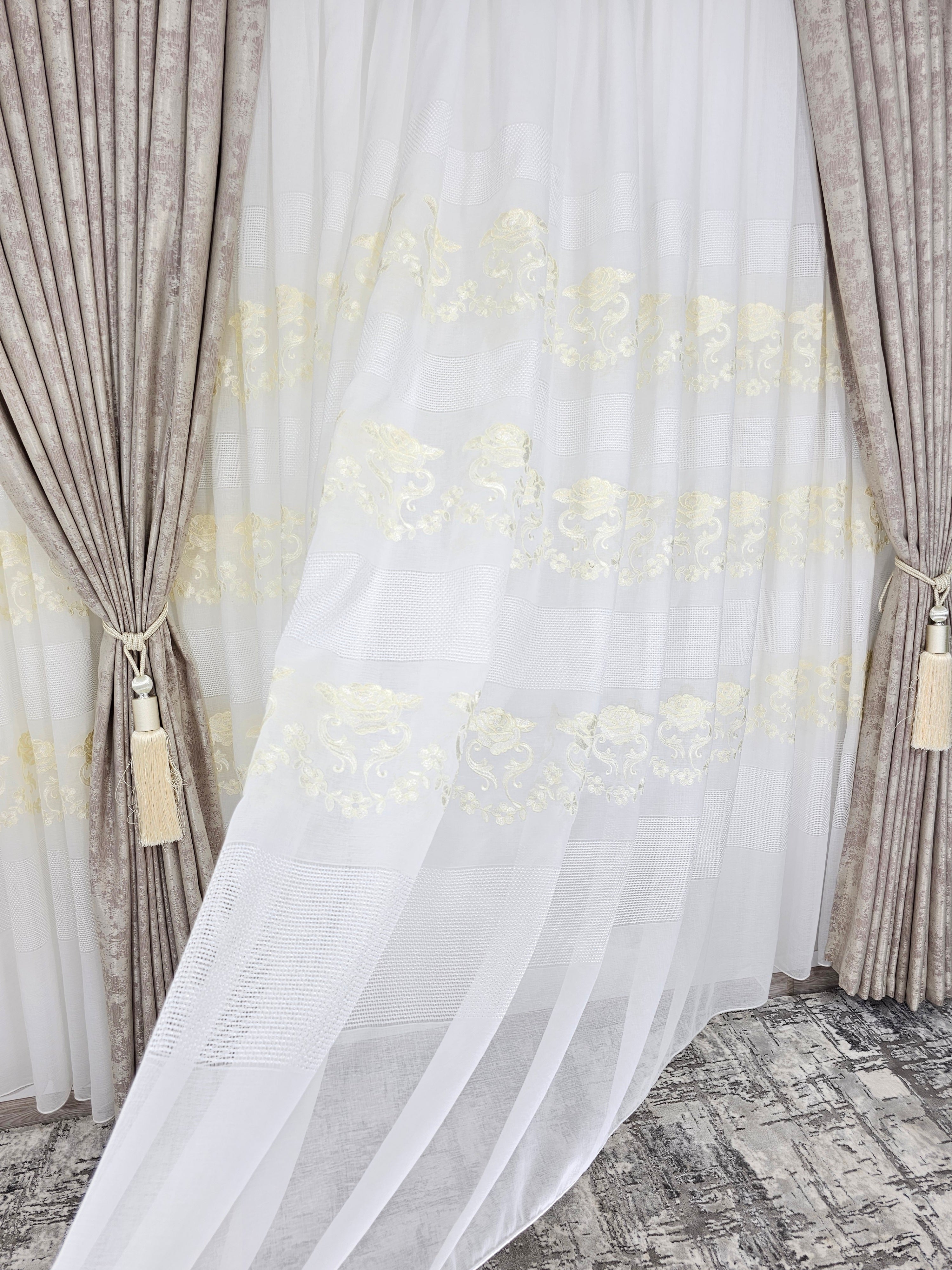 Set Draga: perdea alba cu broderie sparta și flori crem si draperie tip vopsea decorativa bej