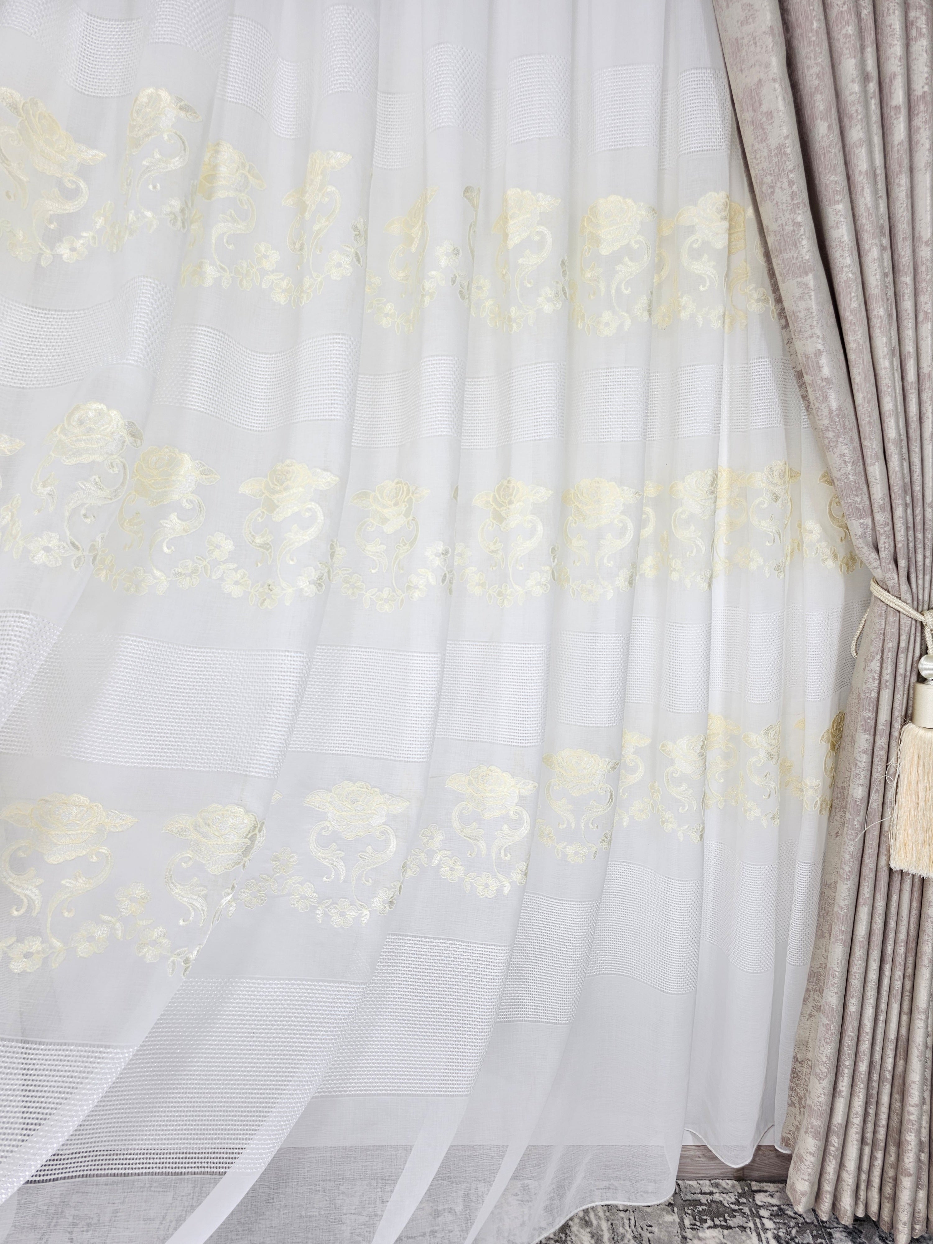 Set Draga: perdea alba cu broderie sparta și flori crem si draperie tip vopsea decorativa bej