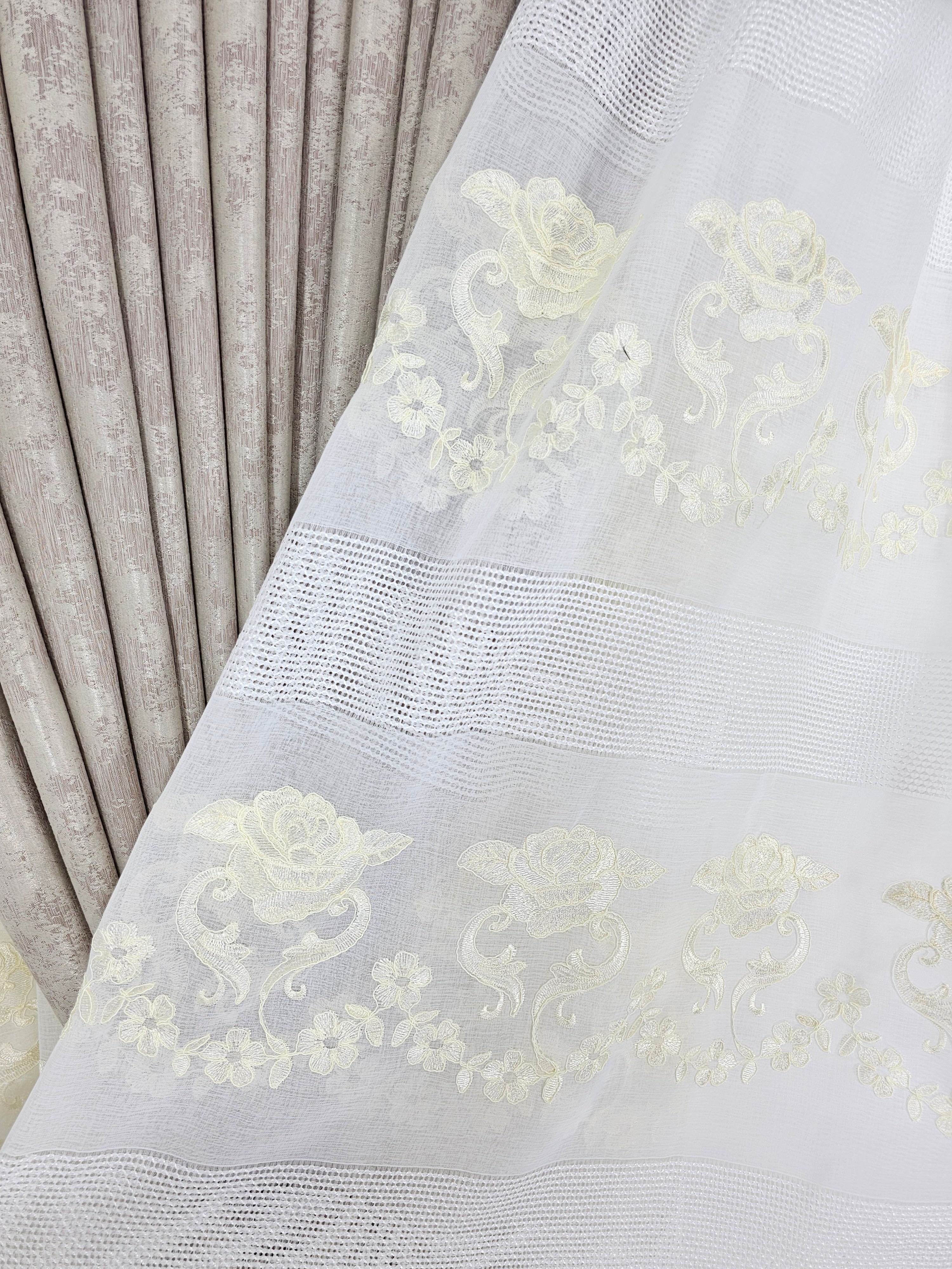 Set Draga: perdea alba cu broderie sparta și flori crem si draperie tip vopsea decorativa bej