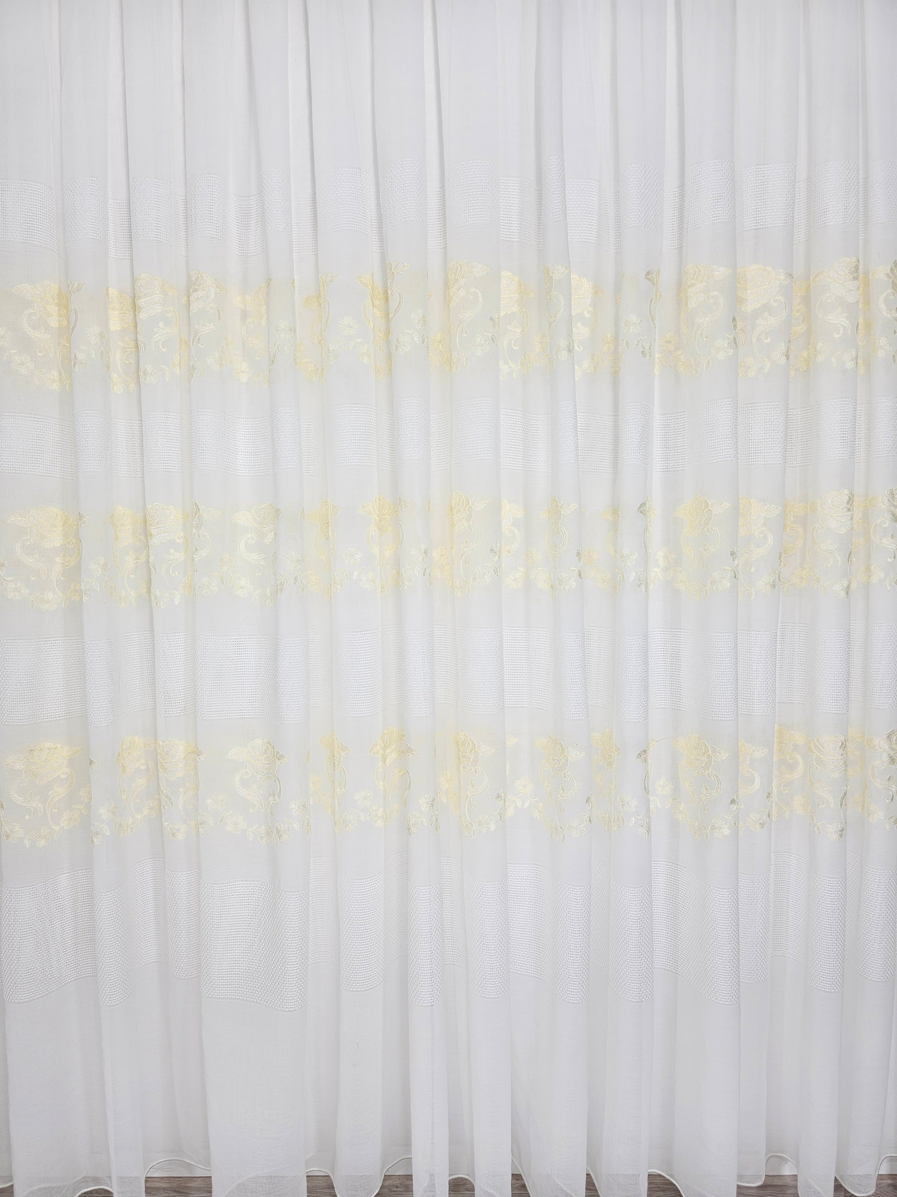 Set Draga: perdea alba cu broderie sparta și flori crem si draperie tip vopsea decorativa bej